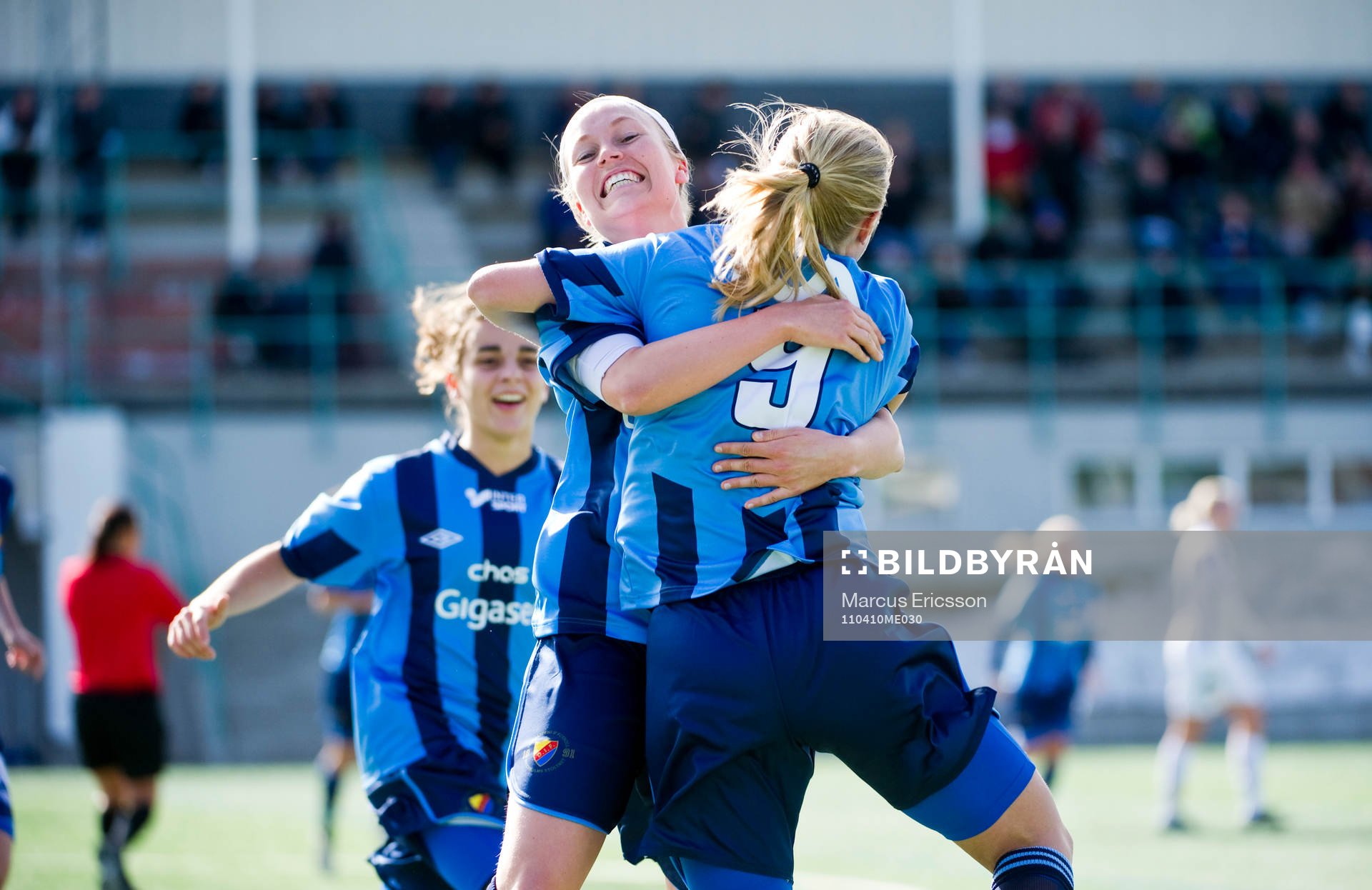  Dora Maria Larusdottir och Mia Jelkerud, Djurgården kramar om varandra i jubel