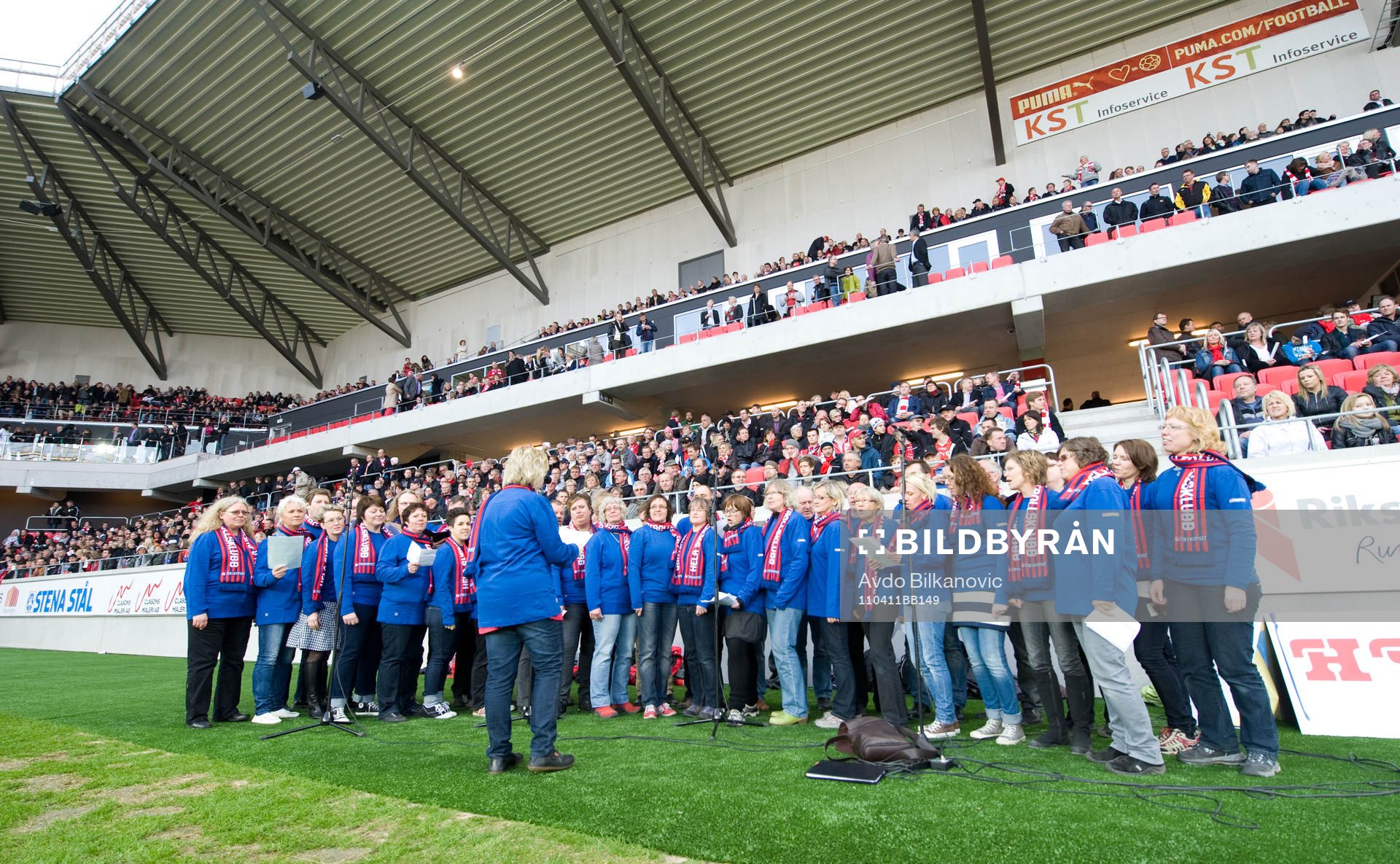 Kören, framför Så ses vi på lördag. Kör