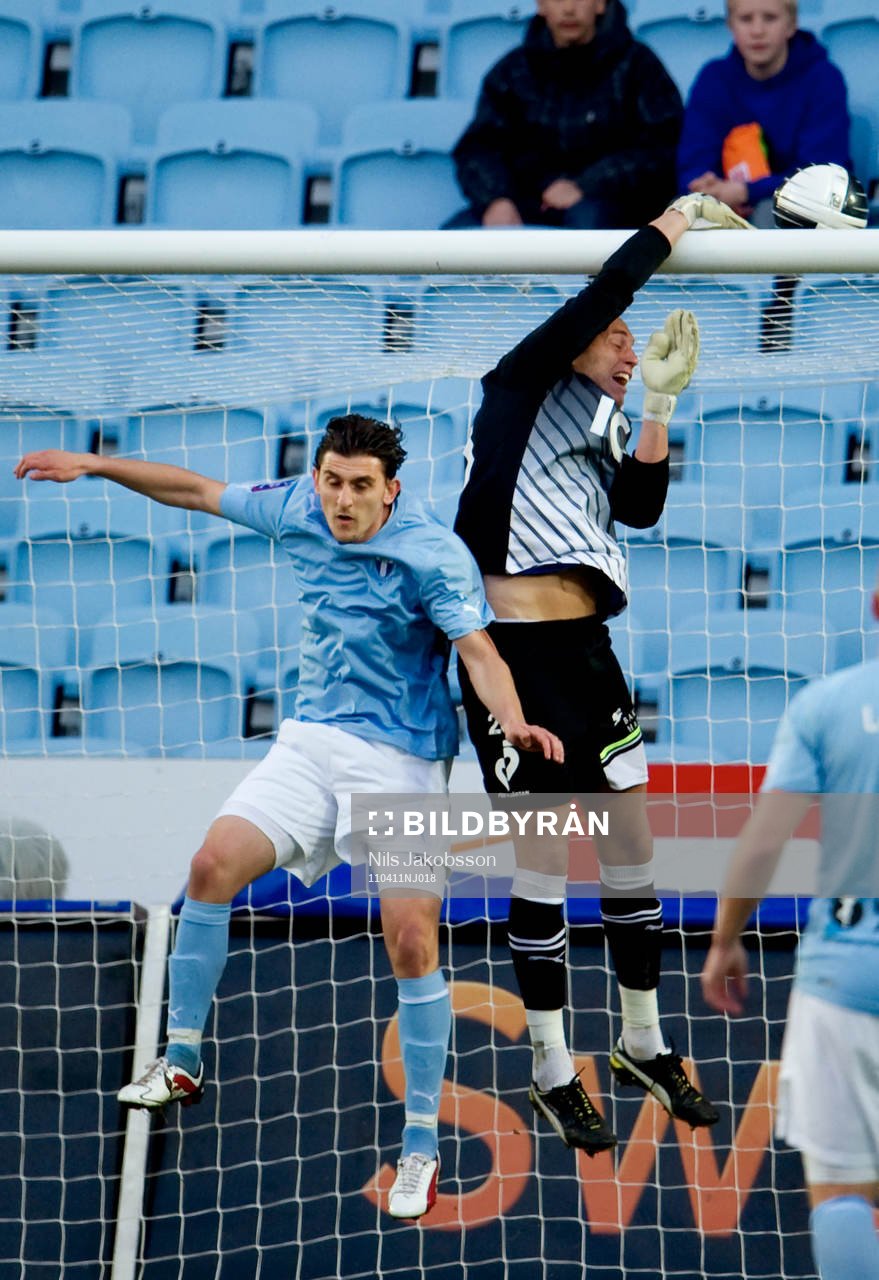 Agon Mehmeti, Malmö FF, C Nauzet Perez, målvakt Halmstad