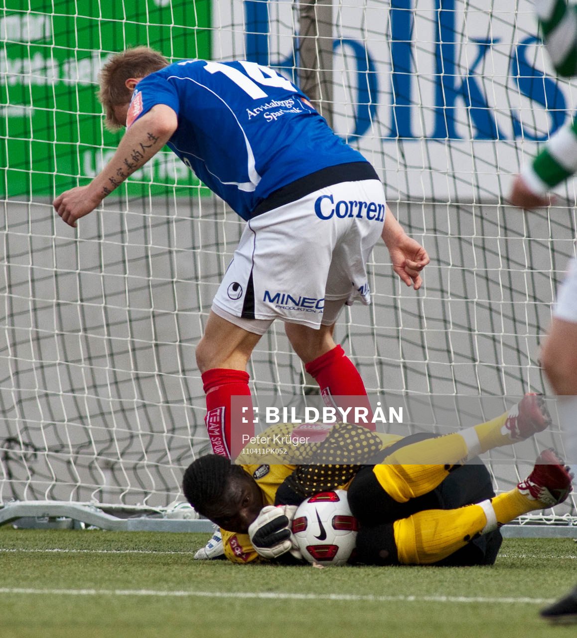 Christian Caulker, målvakt, Västerås, tar bollen