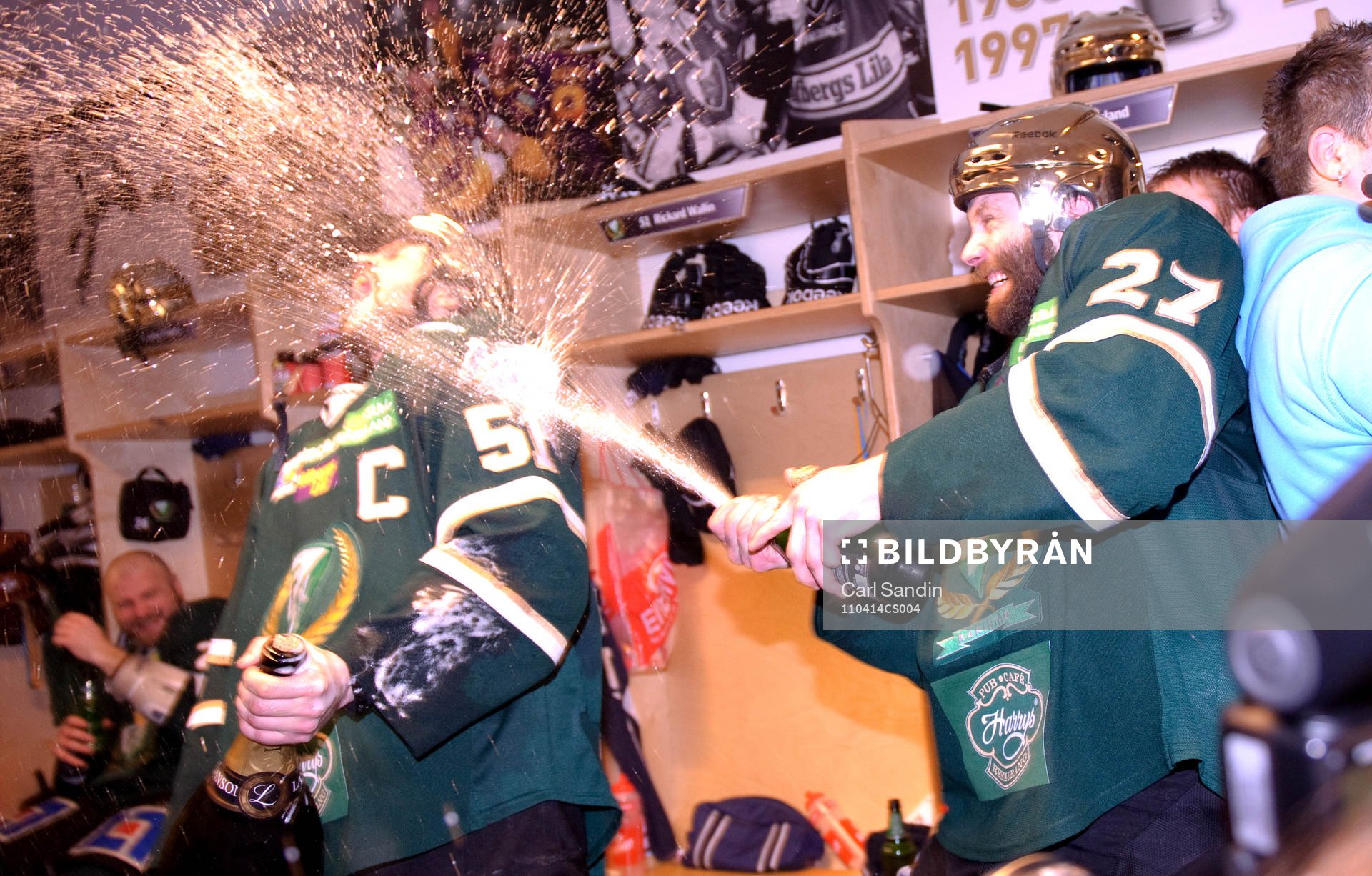 Emil Kåberg sprutar champagne på Rickard Wallin,