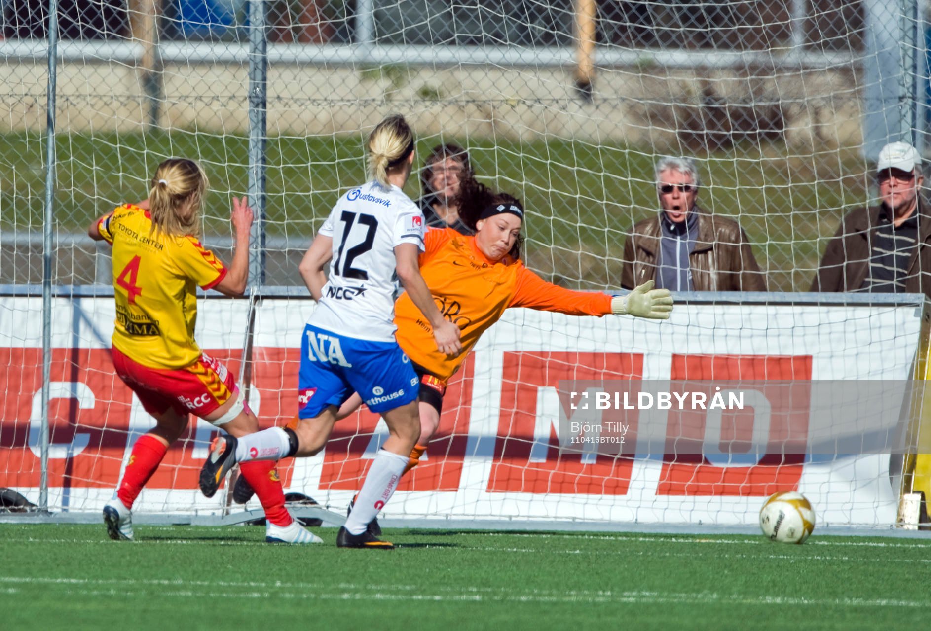  Elin Ekblom Bak, Tyresö gör 2-1 på Nina Fellbrandt, målvakt, Örebro.