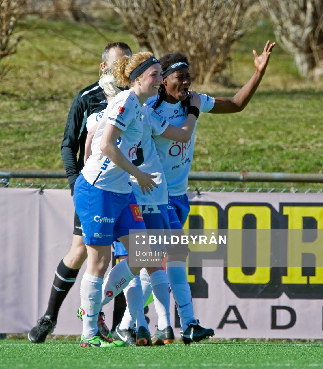  Marina Pettersson Engström och Sara Michael, Örebro, jubel efter 1-1.