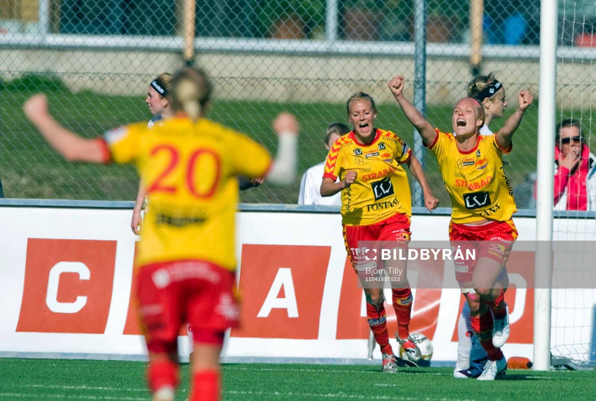  Josefin Öqvist (1-0) och Elin Ekblom Bak, Tyresö, jubel efter 2-1.