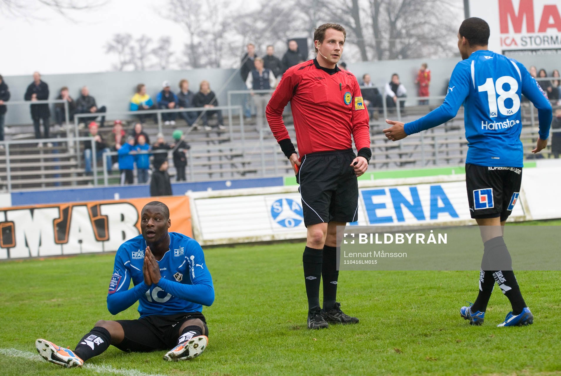 Utvisning, Joe Sise, Halmstad, domare Andreas Ekberg, visar