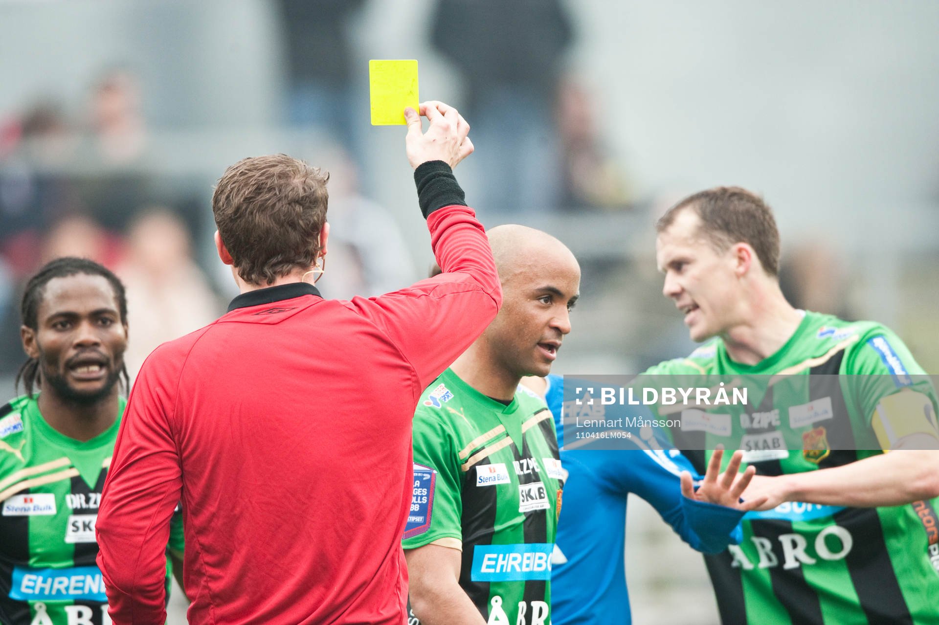 Andreas Ekberg, domare, ger gult kort, varning