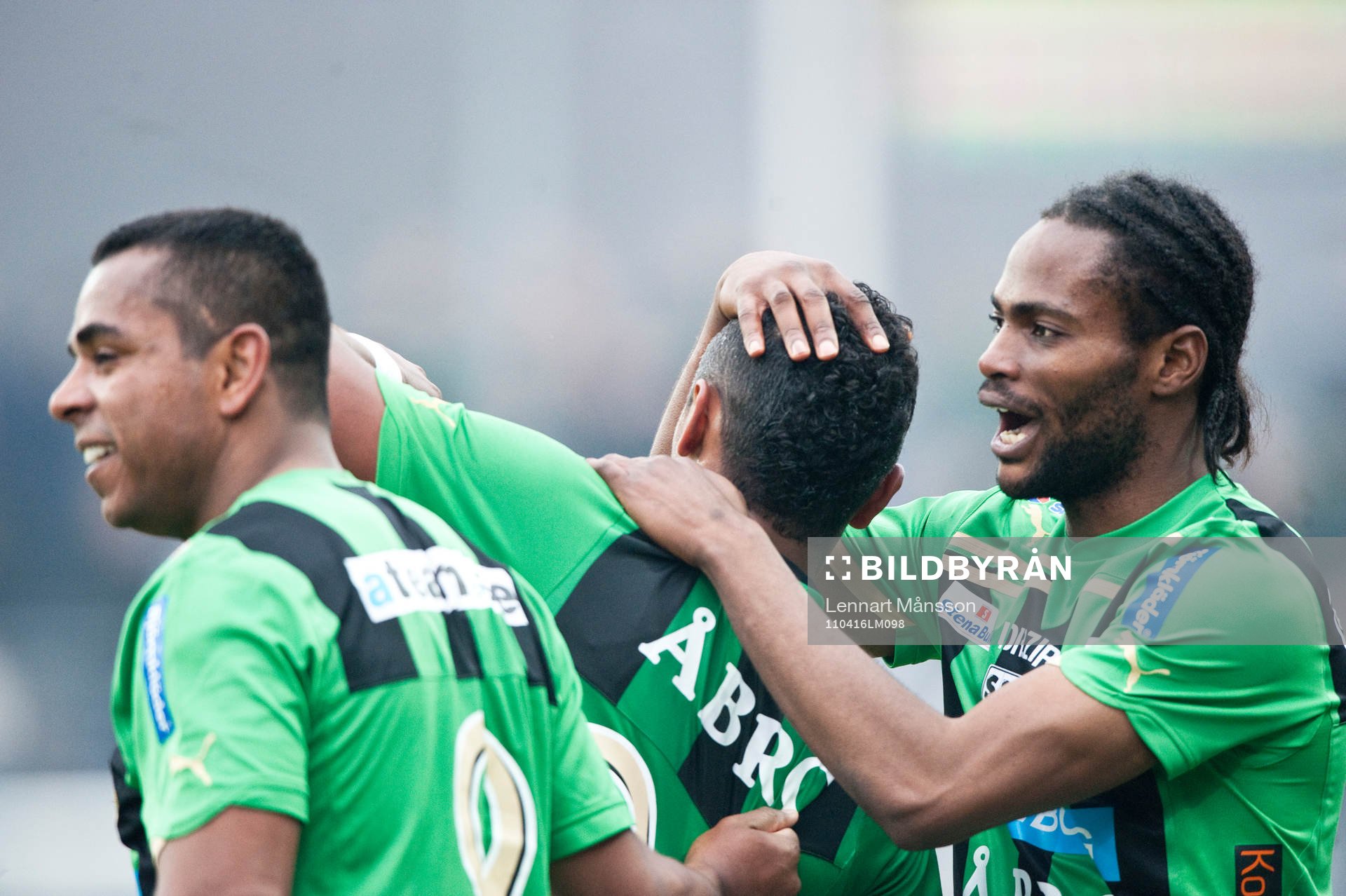 Alvaro Santos och Richard Ntomba Ekunde klappar om en