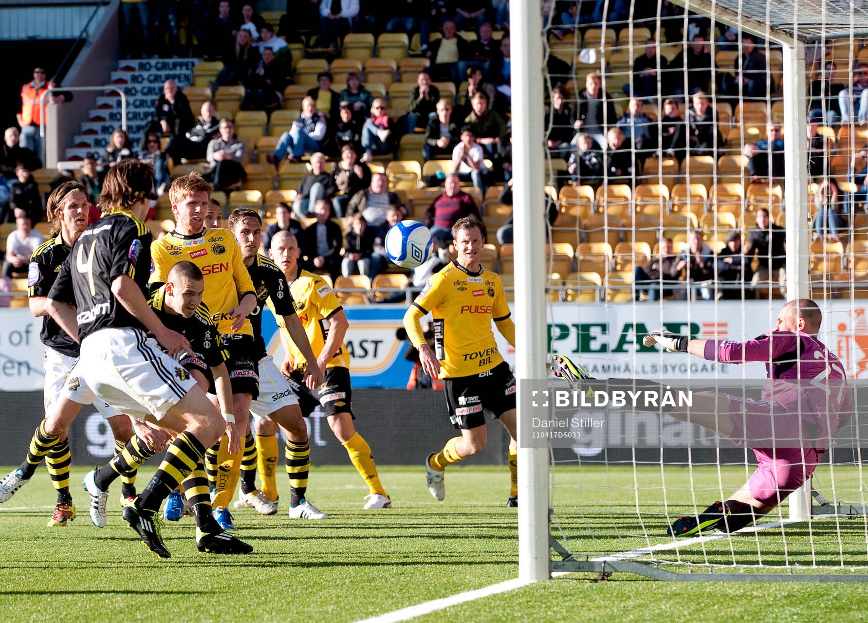 Ivan Turina, målvakt AIK, räddar på mållinjen