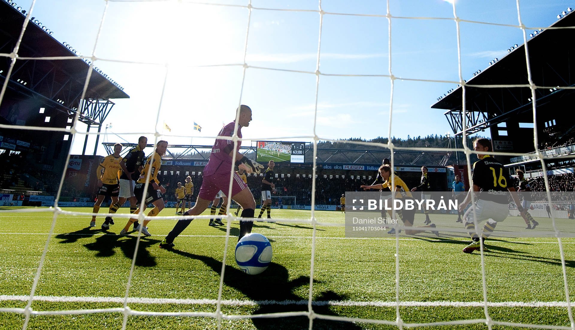 David Elm, Elfsborg, gör 2-2 bakom Ivan Turina, målvakt
