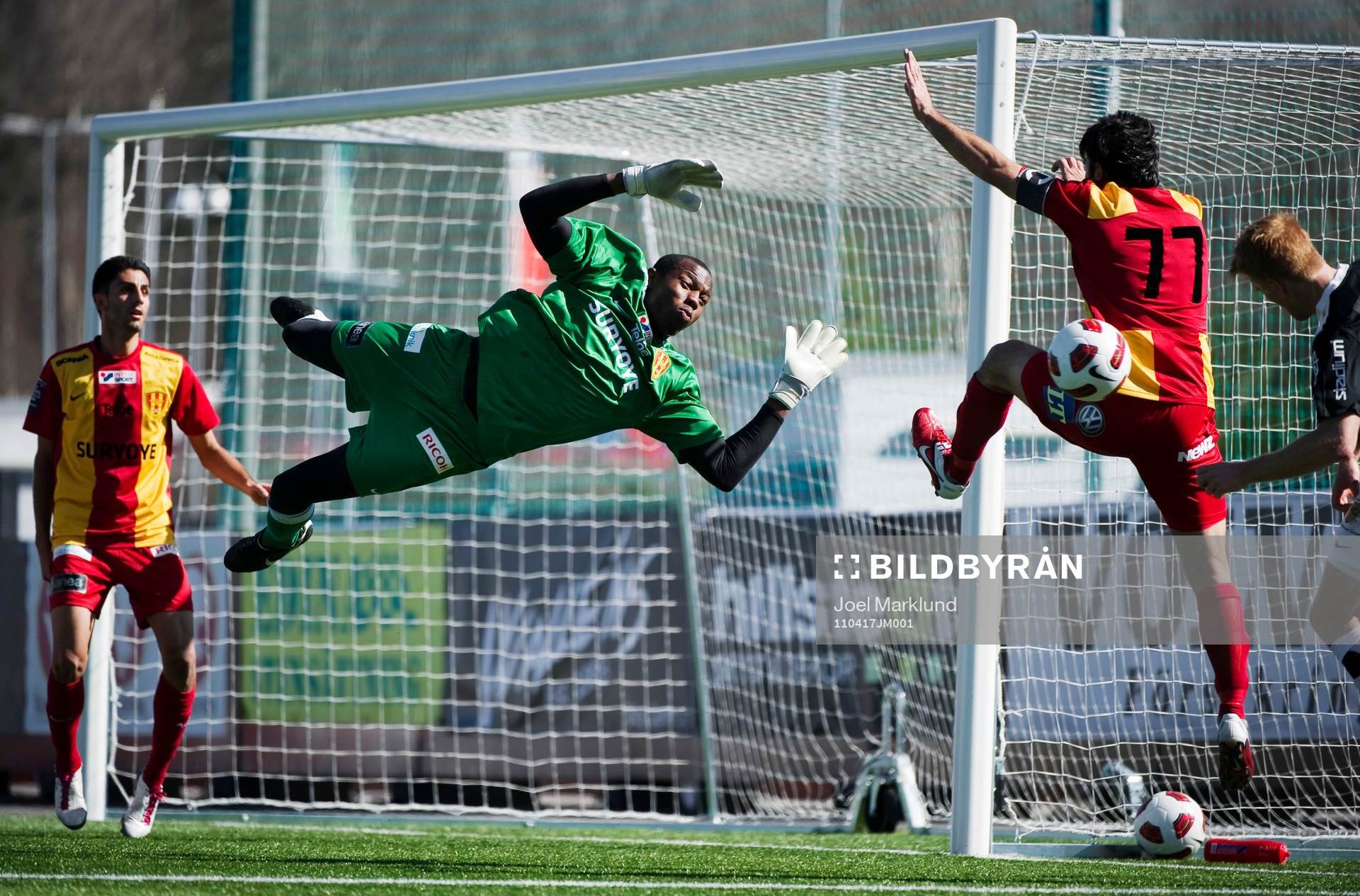 Dwayne Miller, målvakt, Syrianska, slänger sig