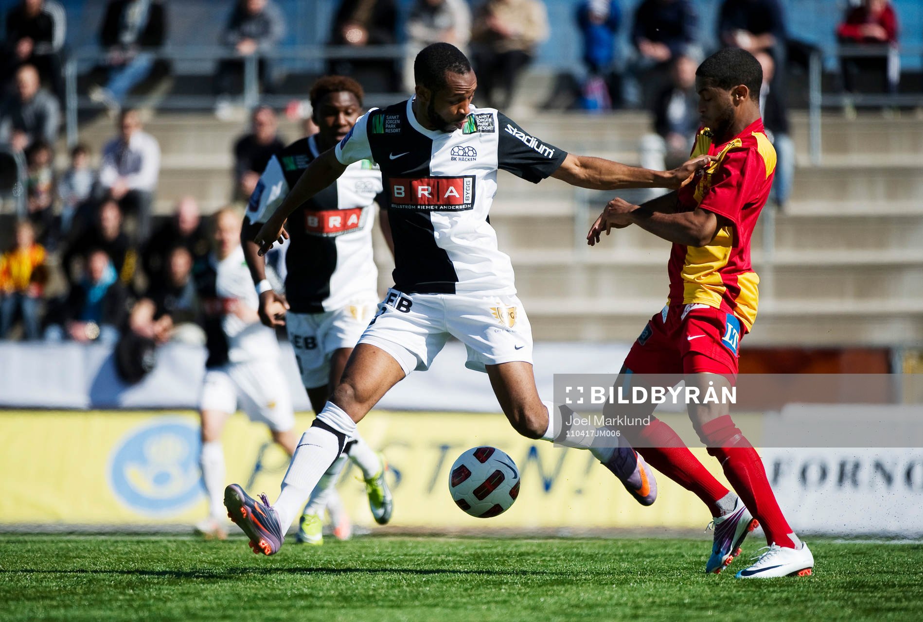 Rene Makondele, Häcken, håller undan Yussuf Saleh,