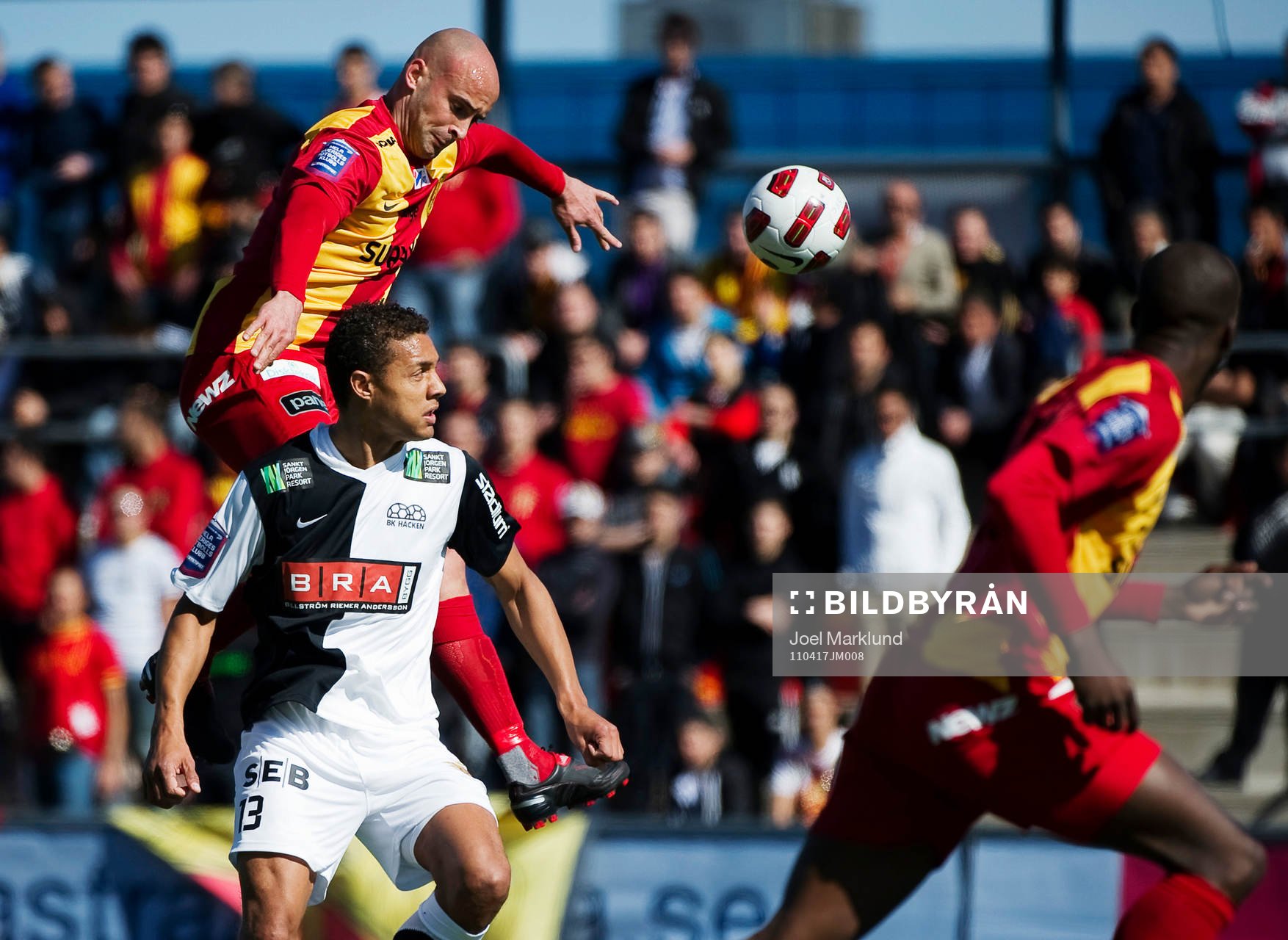Erkan Saglik, Syrianska, nickar bort bollen framför