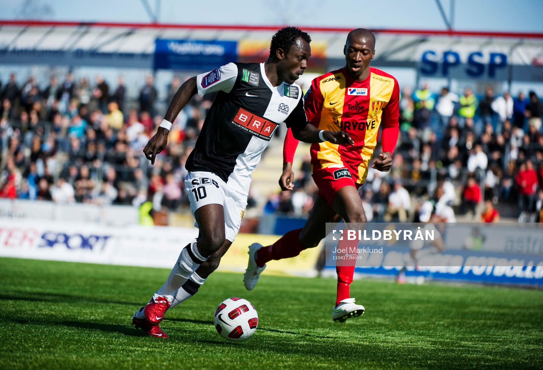 John Chibuike, Häcken, tar sig förbi Omar Jawo, Syrianska