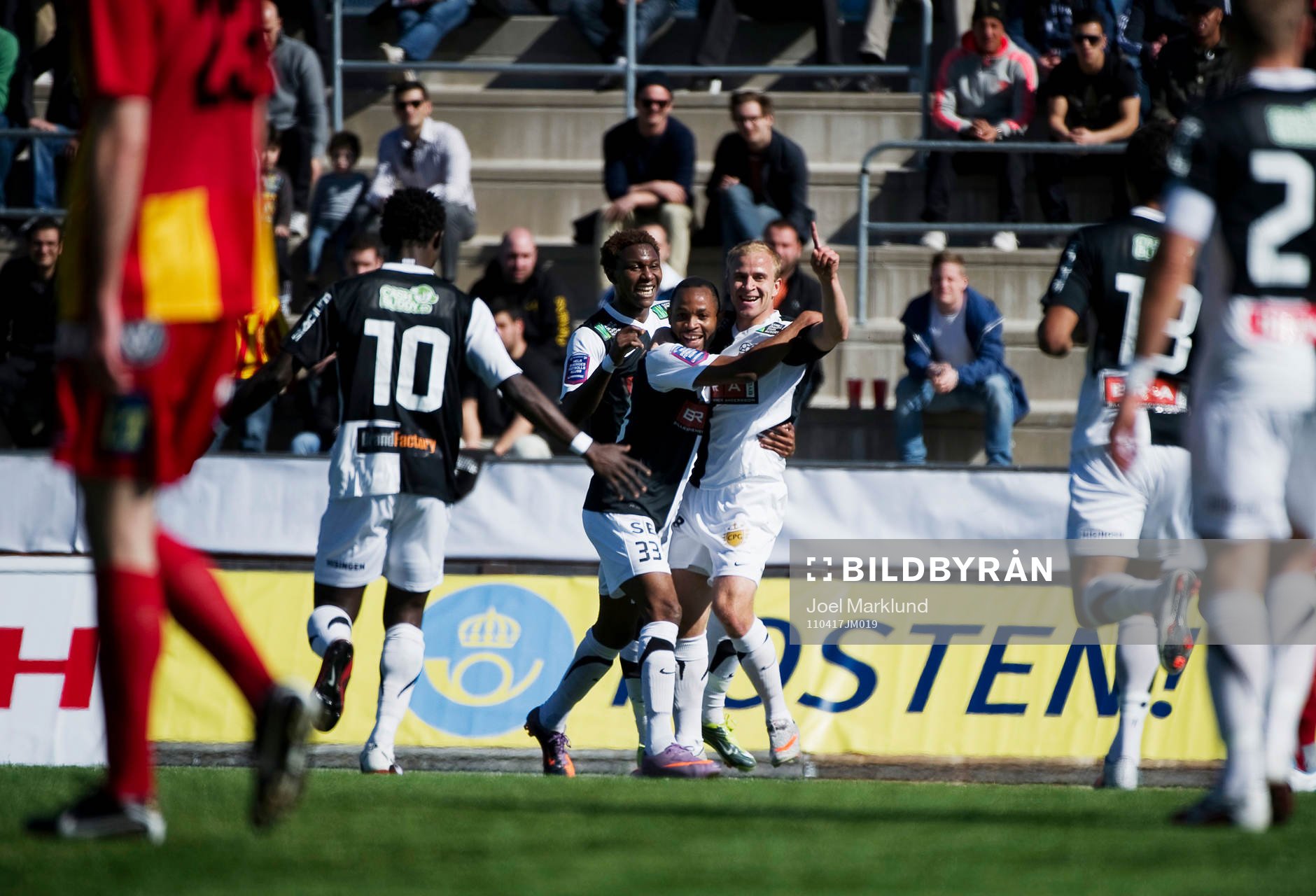 Kari Arkivuo, Häcken, gratuleras till sitt 0-1-mål