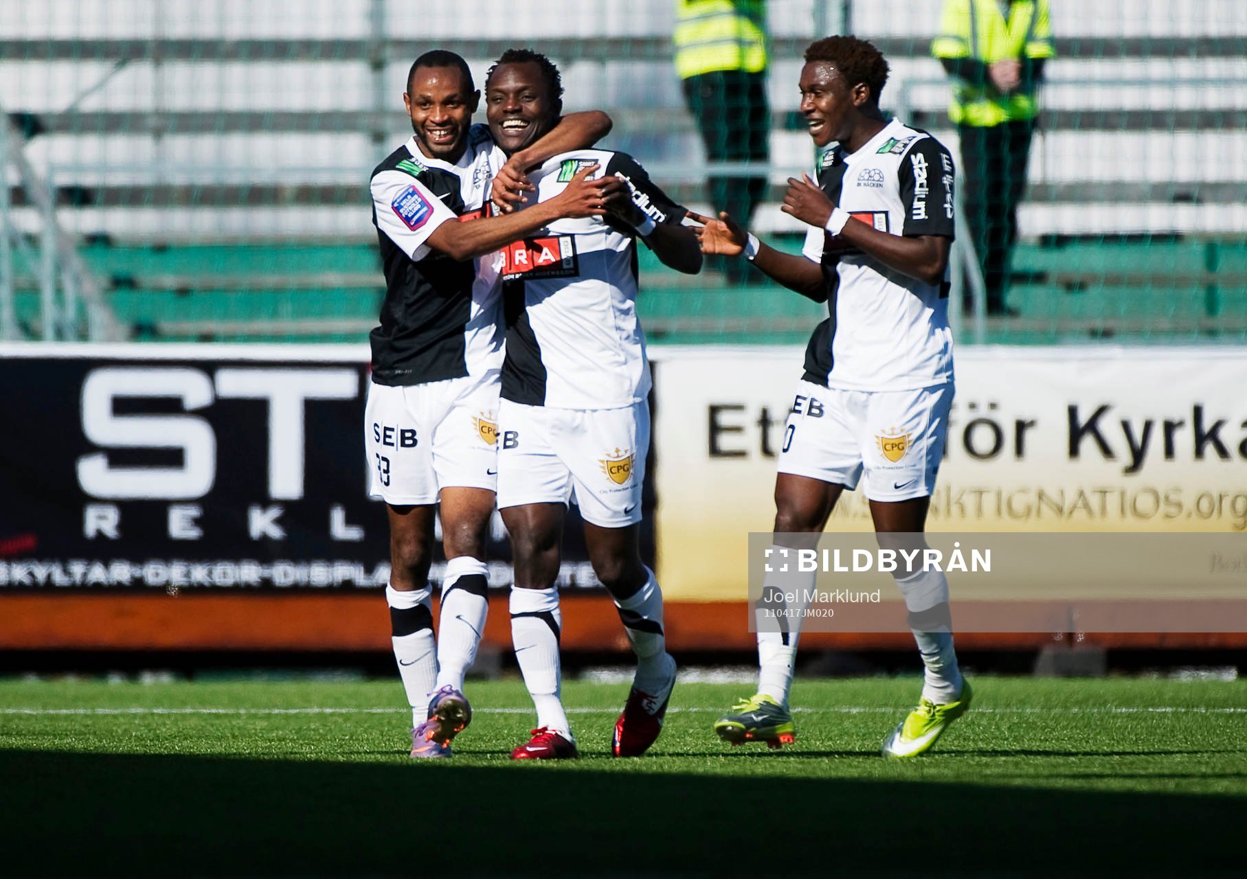  John Chibuike, Häcken, (i mitten) gratuleras till sitt 1-5-mål. Jubel.