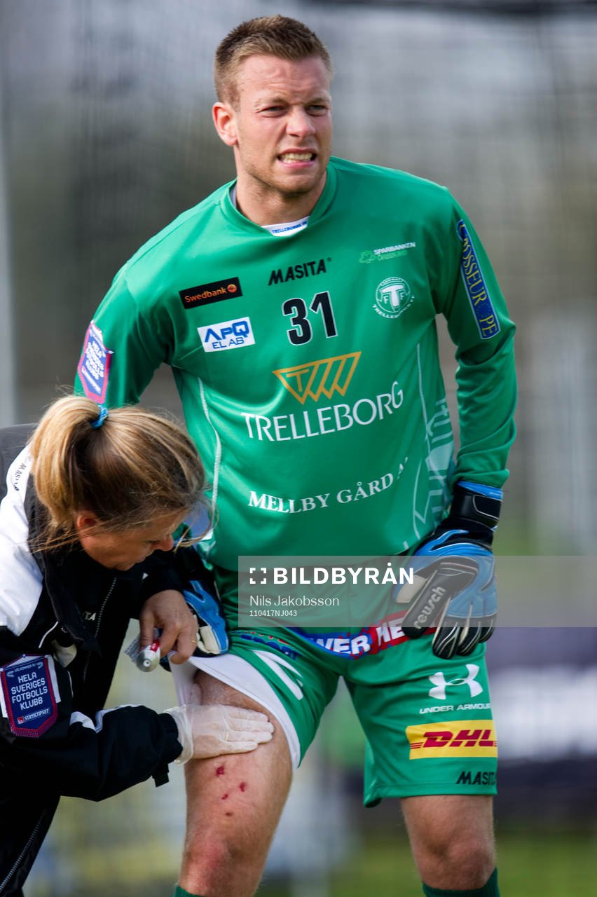 Viktor Noring, målvakt, med dobbmärken på låret, skada