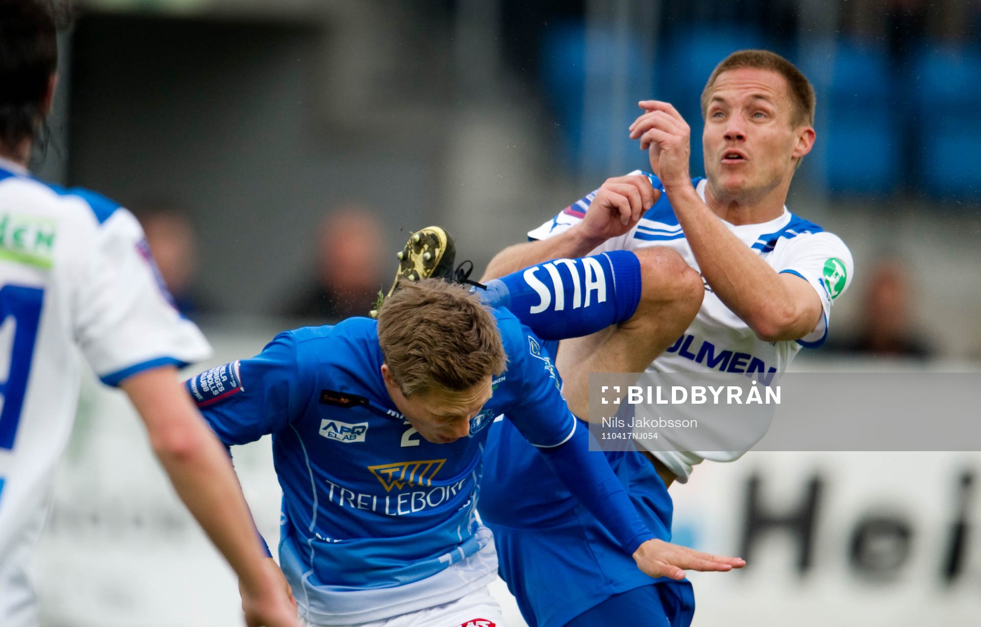 Andreas Wihlborg, Trelleborg, blir sparkad i nacken av