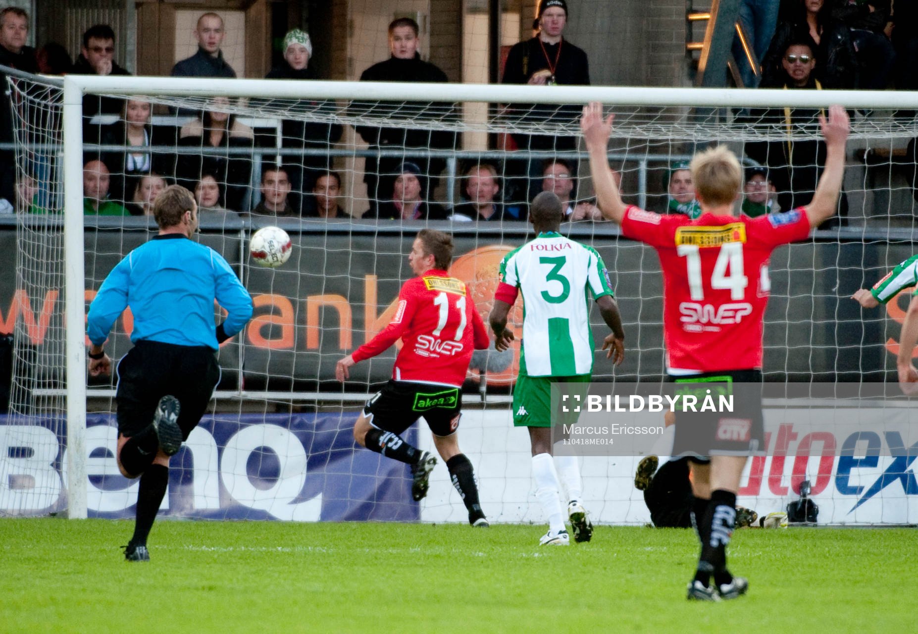 Bollen studsar i ribban och ut på retur till Fredrik