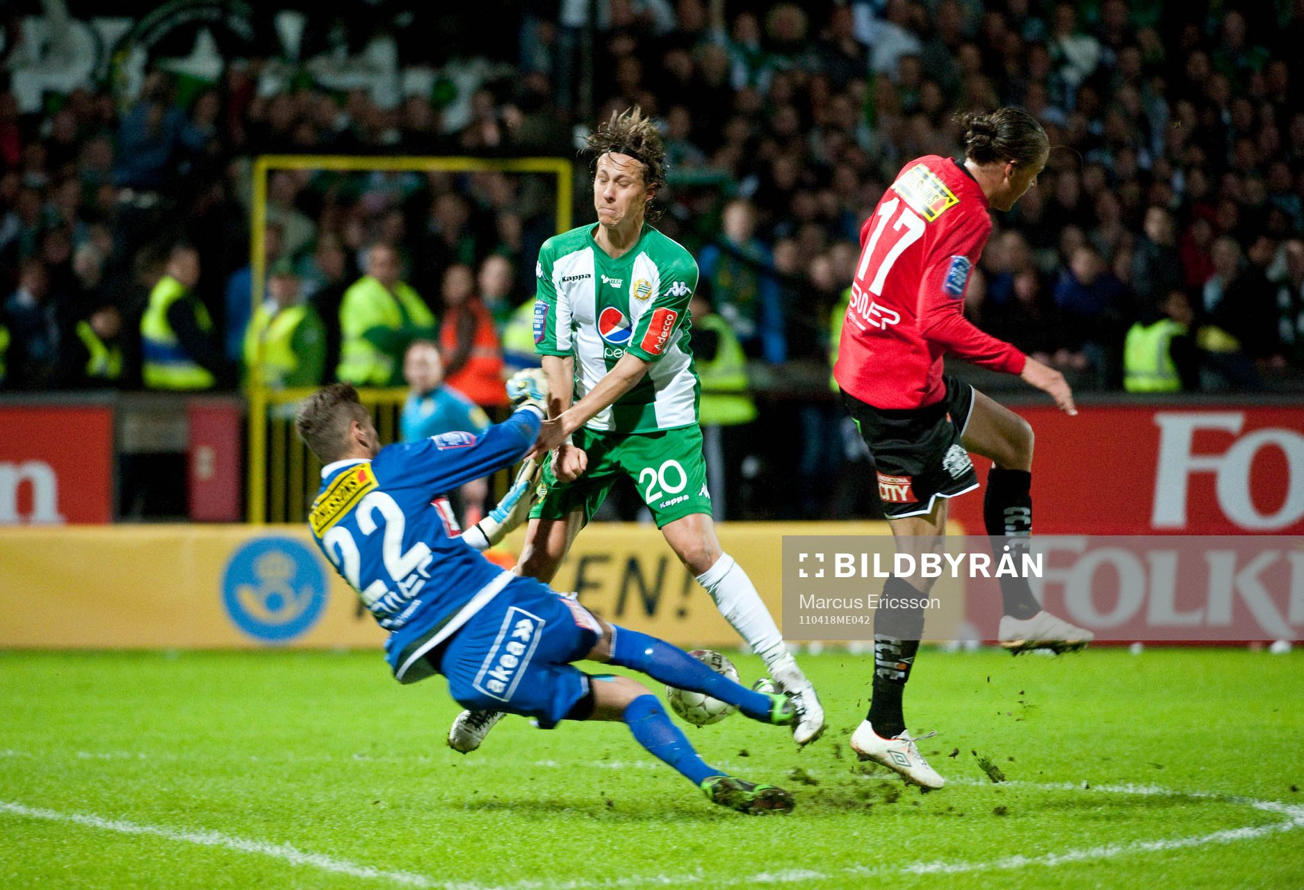  Björn Runström, Hammarby springer ihop med Mirza Selimovic, målvakt Landskrona