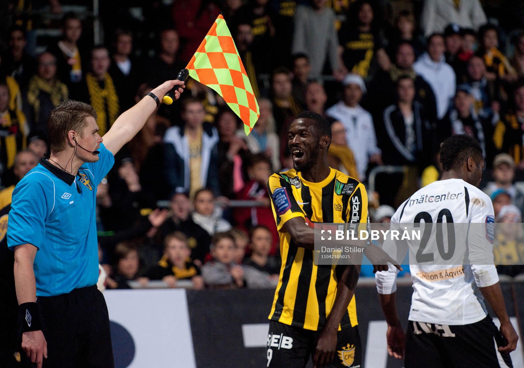 Diho Williams, Häcken, har synpunkter på linjedomaren.