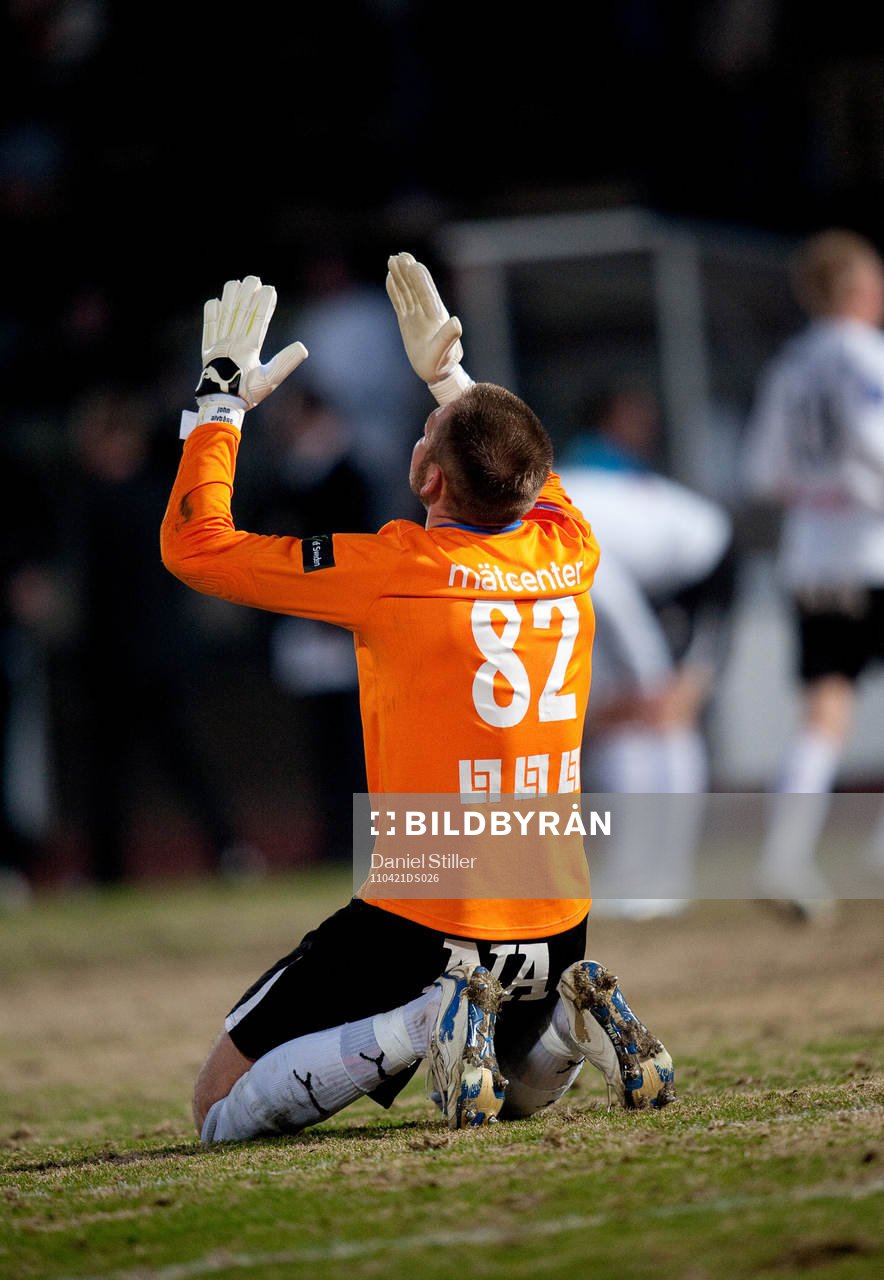  John Alvbåge, målvakt Örebro, jubel efter segern