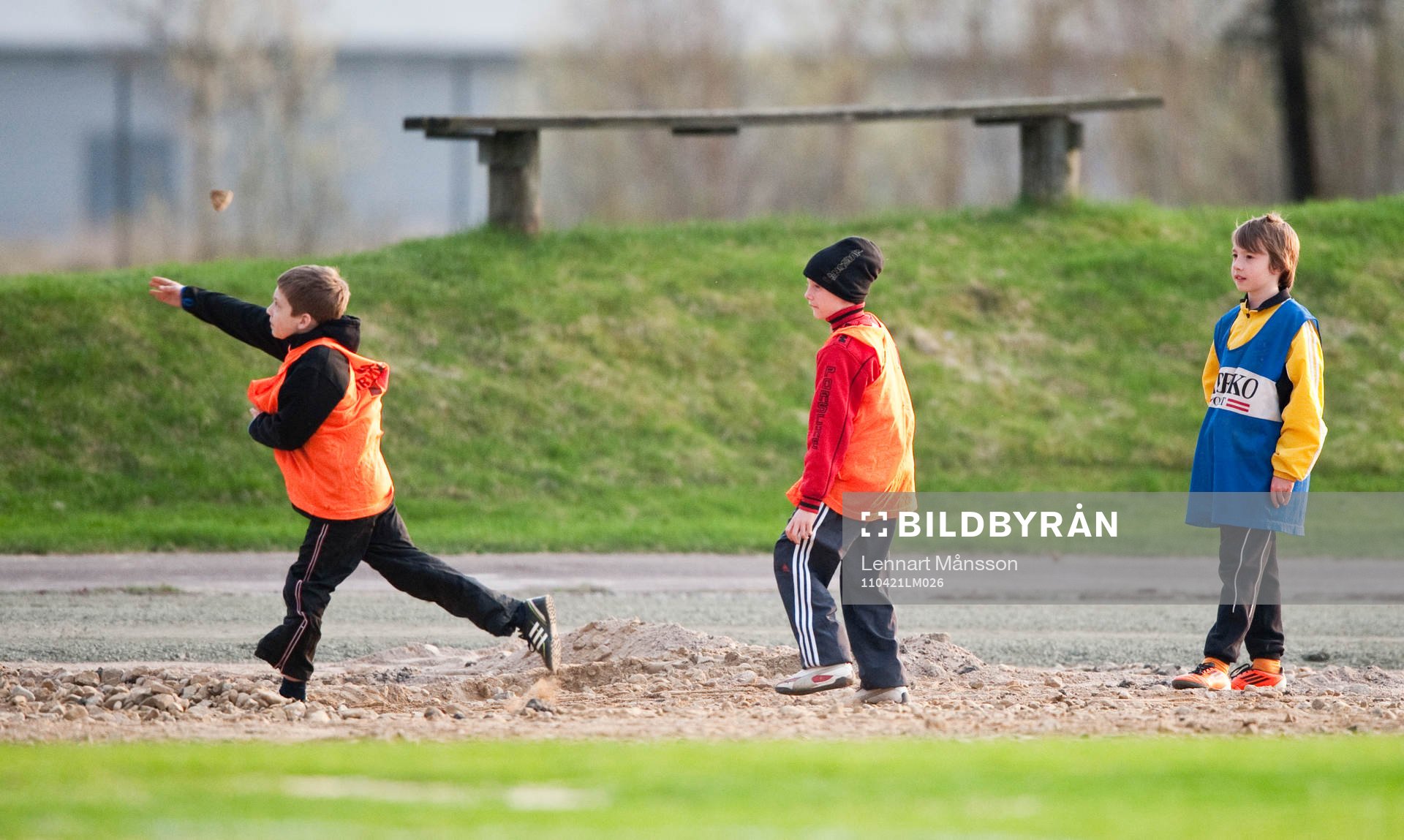Bollkallar som roar sig med stenkastning