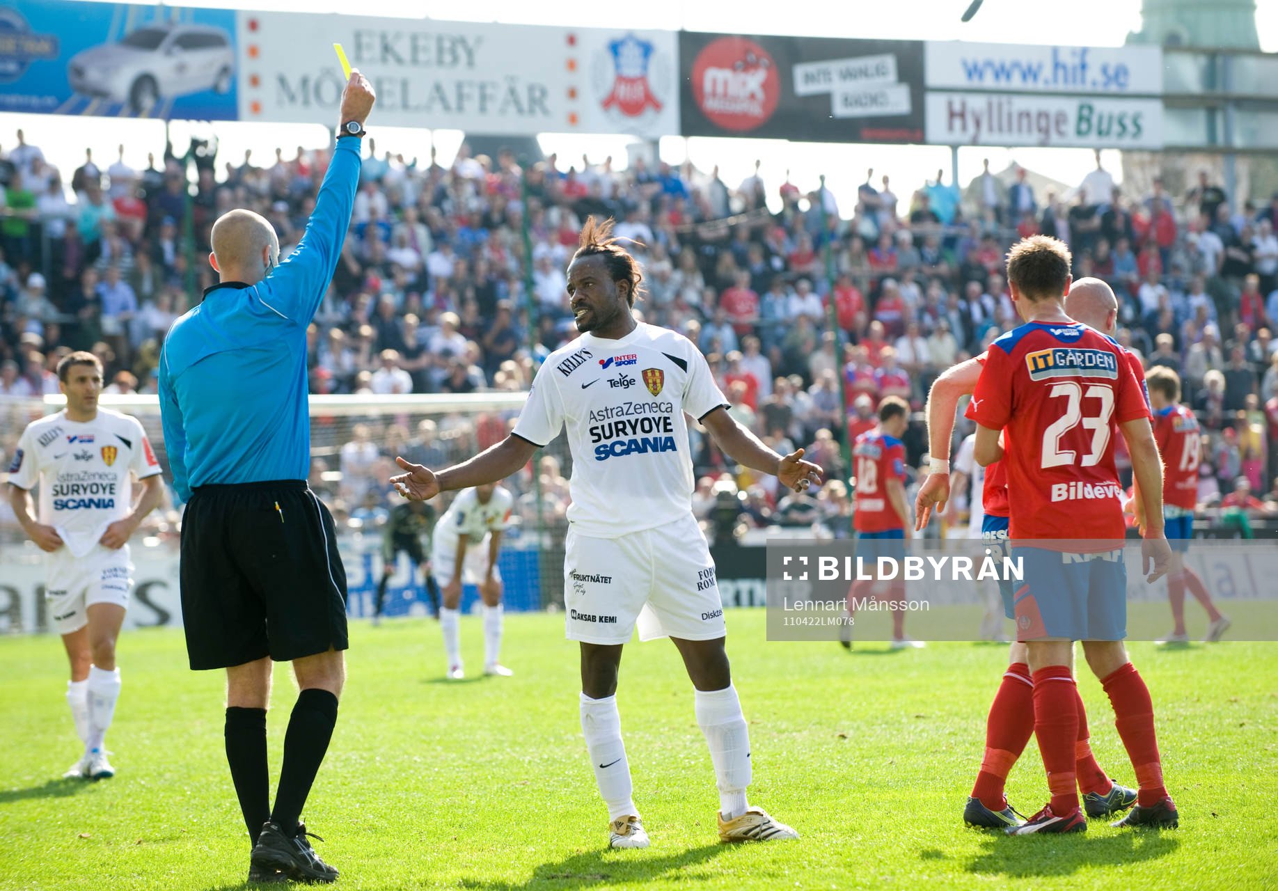 Varning, Peter Ijeh, Syrianska, får gult av Michael