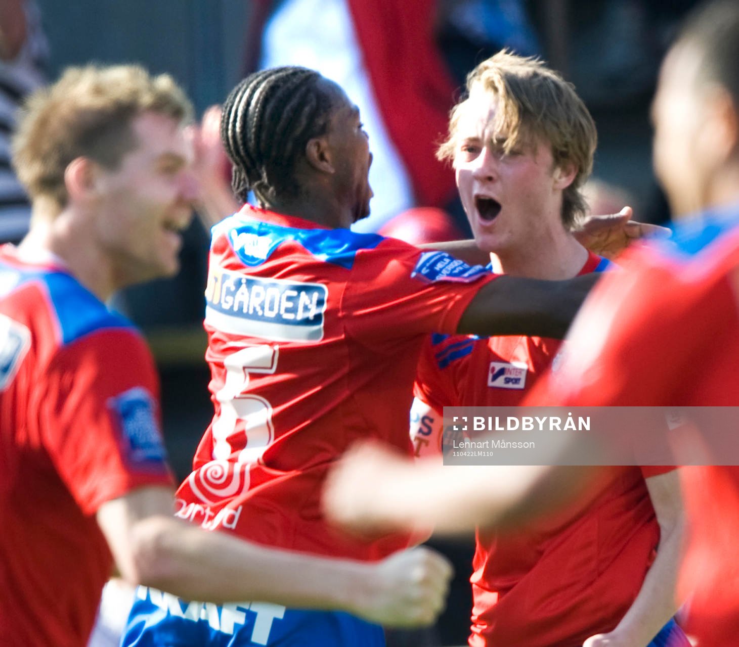 1-0 Rasmus Jönsson som grattas av May Mahlangu,