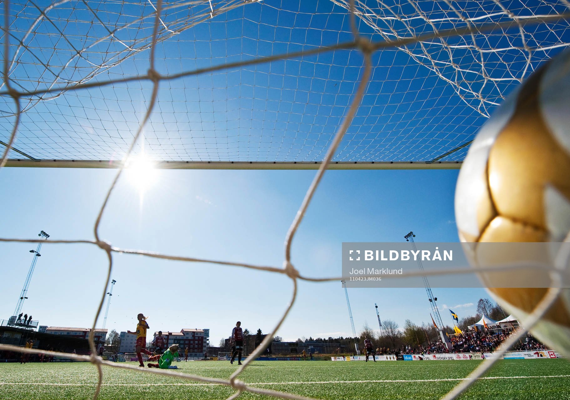 Josefine Öqvist, Tyresö, gör 2-0 bakom Stephanie Labbé,