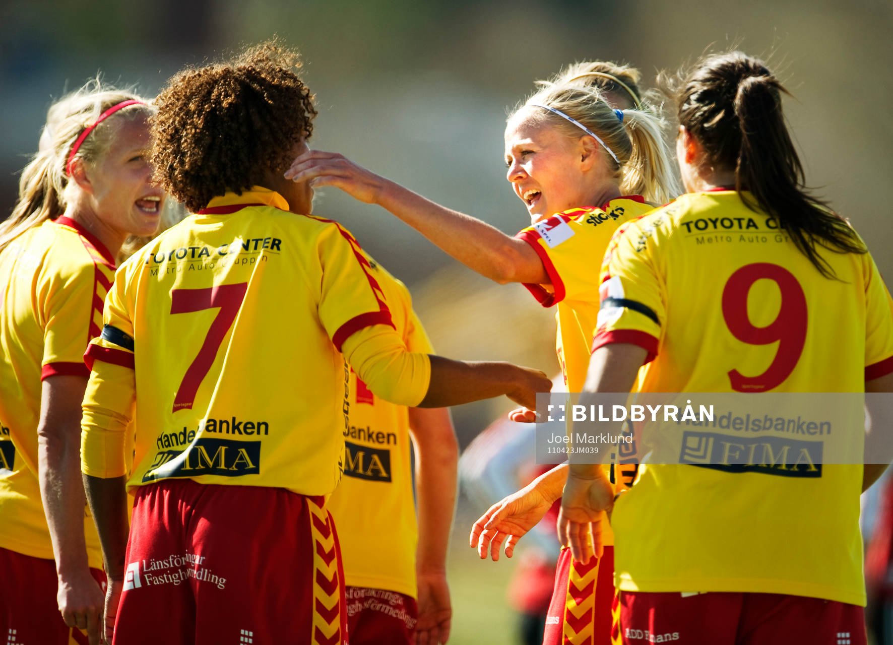 Josefine Öqvist, Tyresö, gratuleras till sitt 2-0-mål