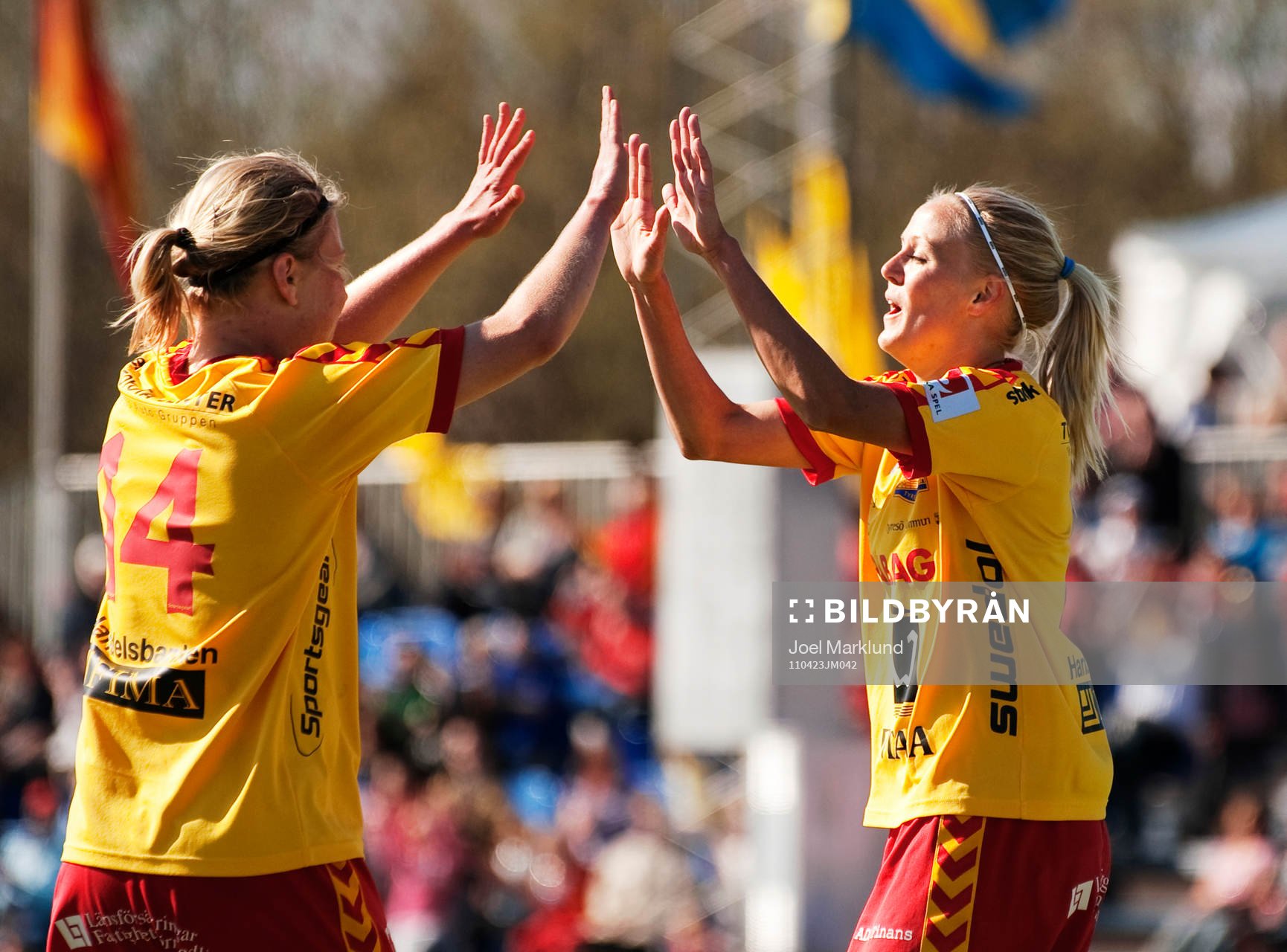 Josefine Öqvist, Tyresö, gratuleras till sitt 2-0-mål av