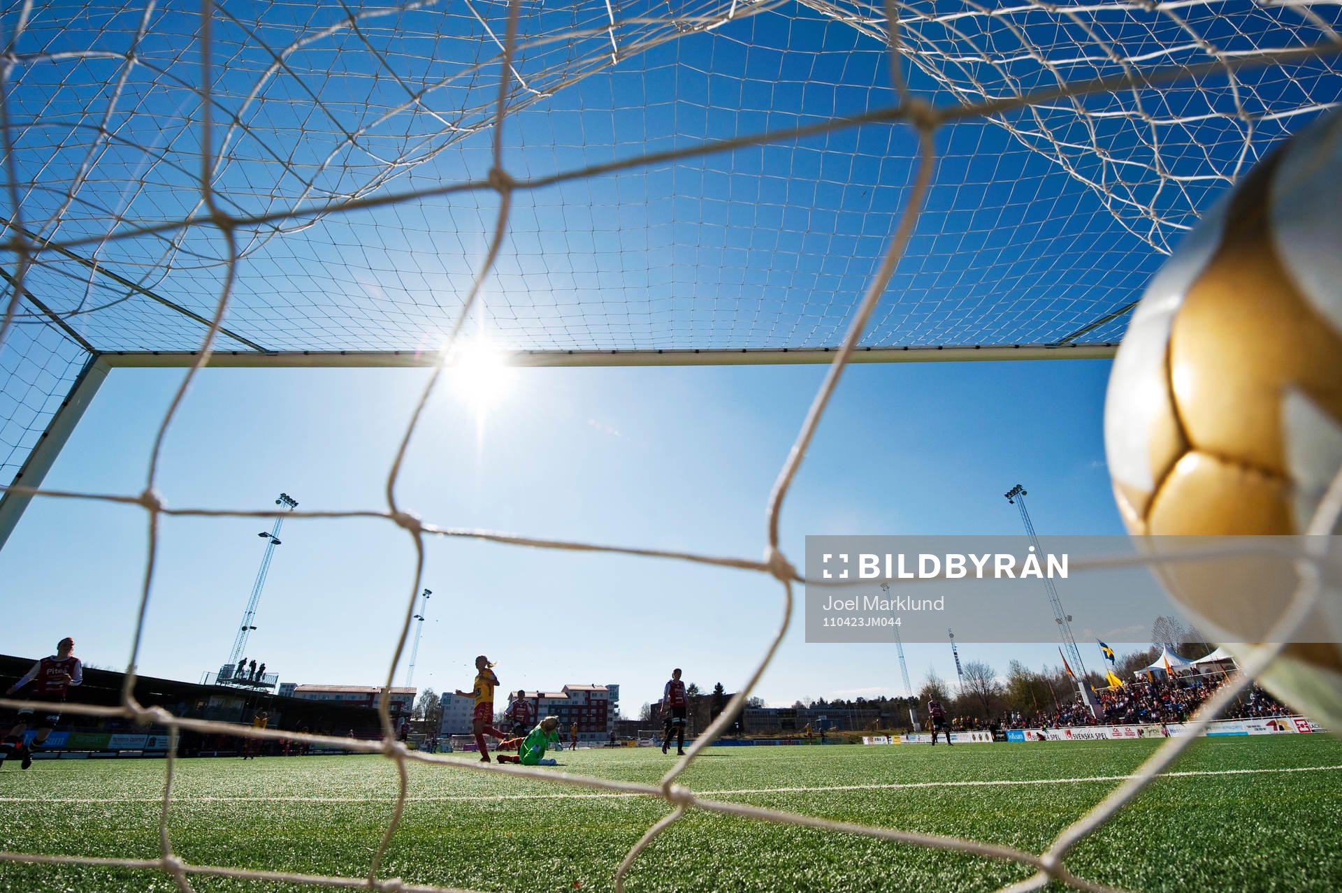 Josefine Öqvist, Tyresö, gör 2-0 bakom Stephanie Labbé,