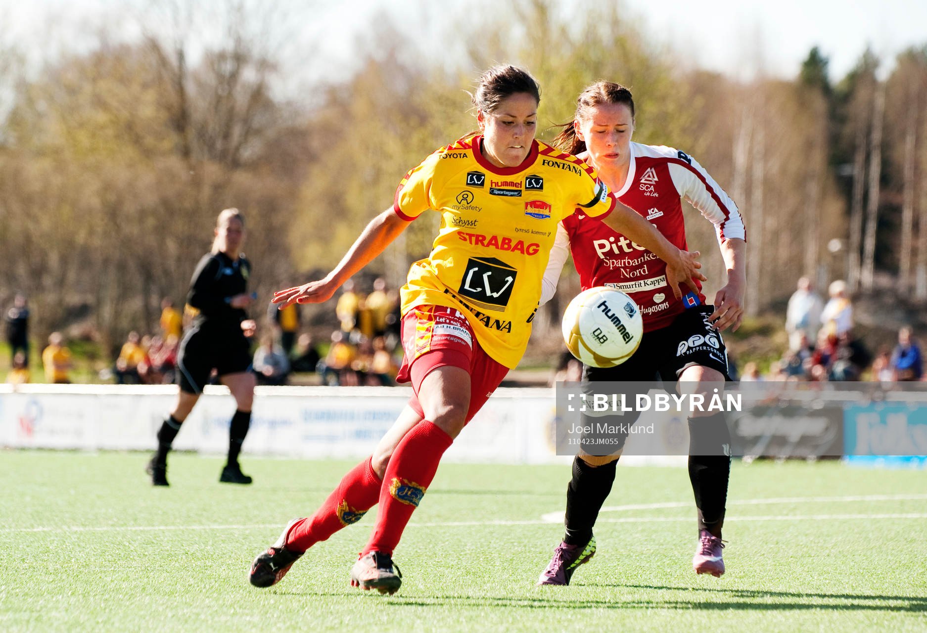 Madeleine Edlund, Tyresö, tar sig förbi Lena Blomkvist,