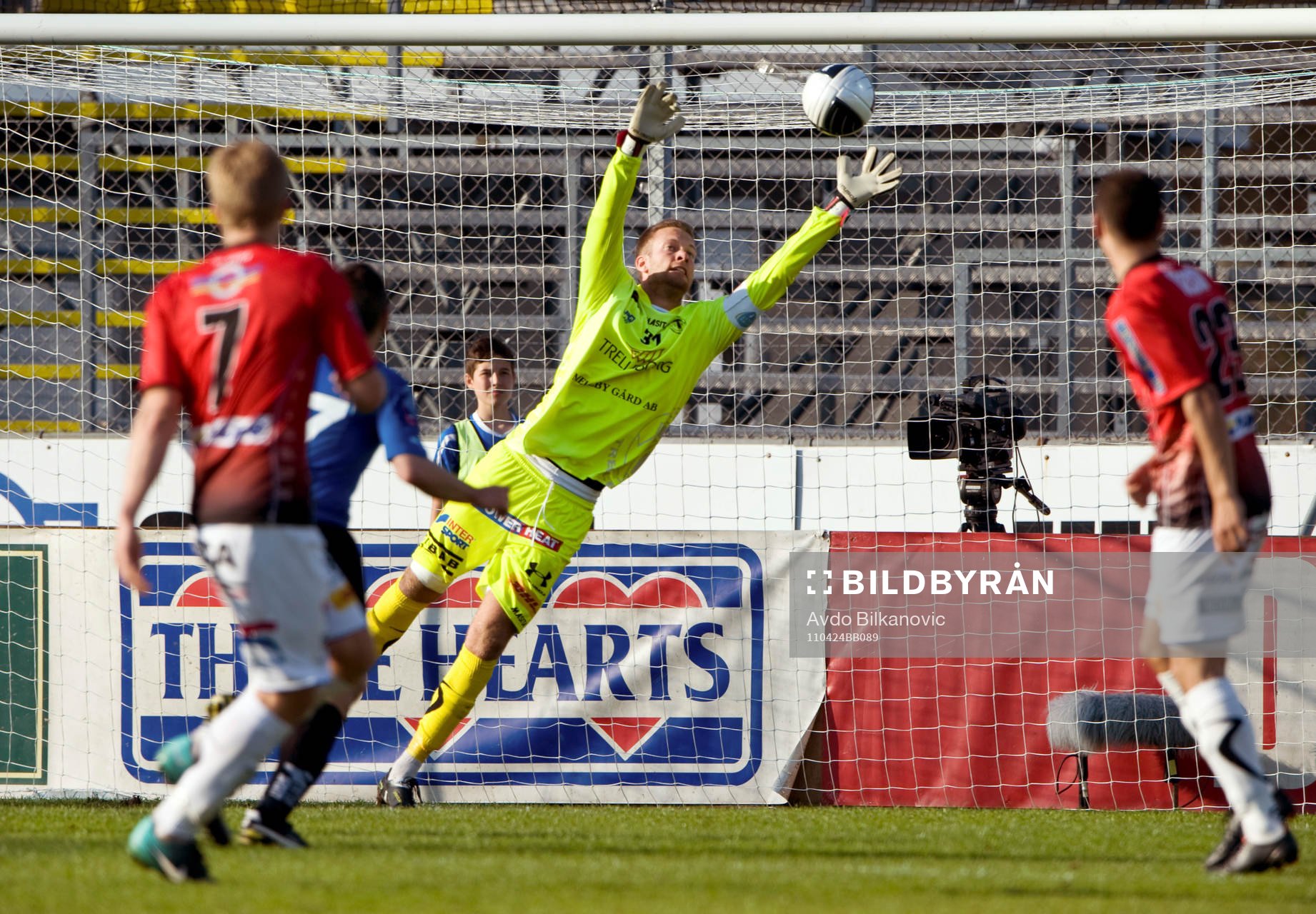 Viktor Noring, målvakt, Trelleborg, släpper in bollen i