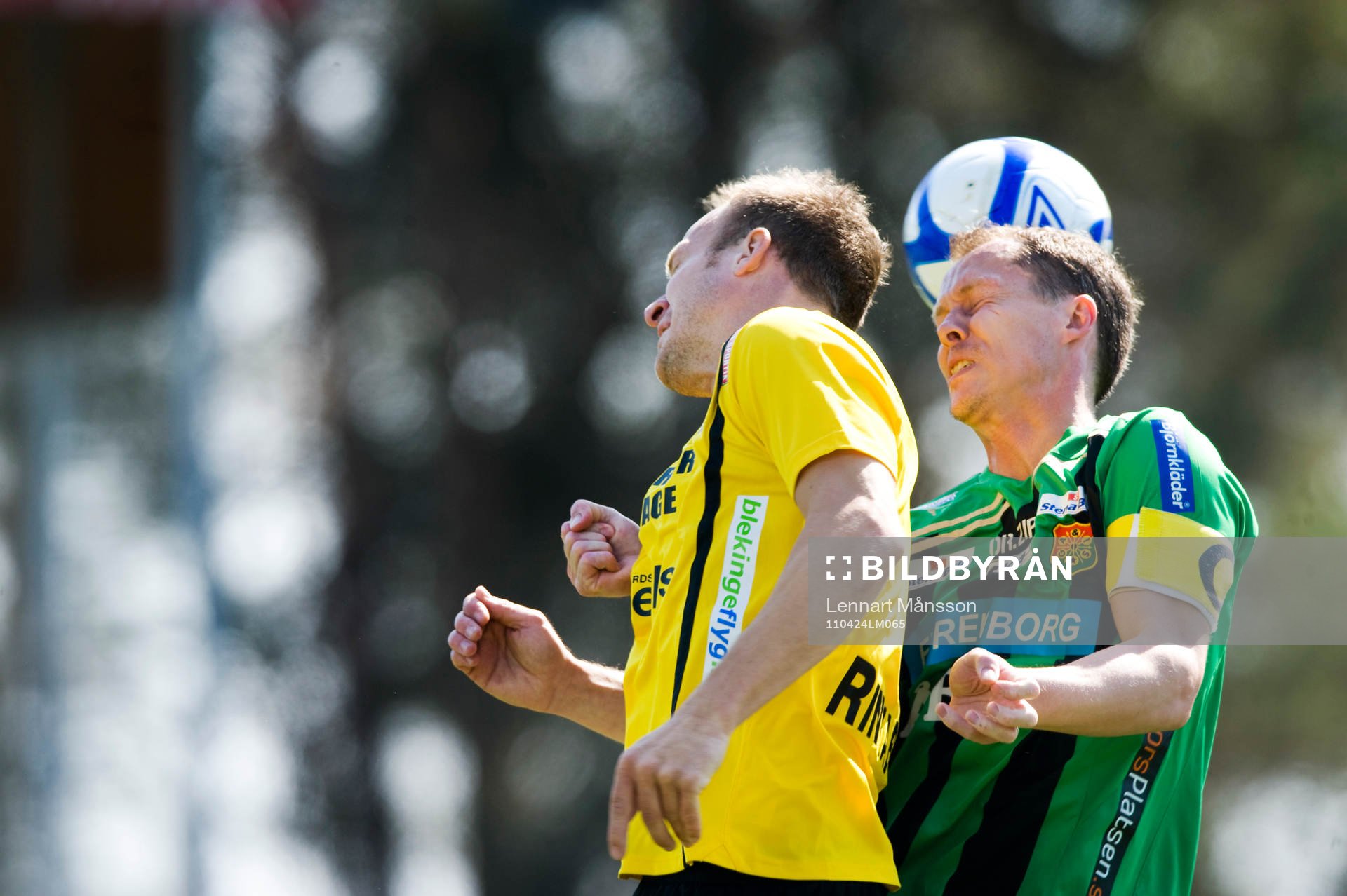  Fredrik Lundgren, Gais och Marcus Ekenberg, Mjällby, nickduell.