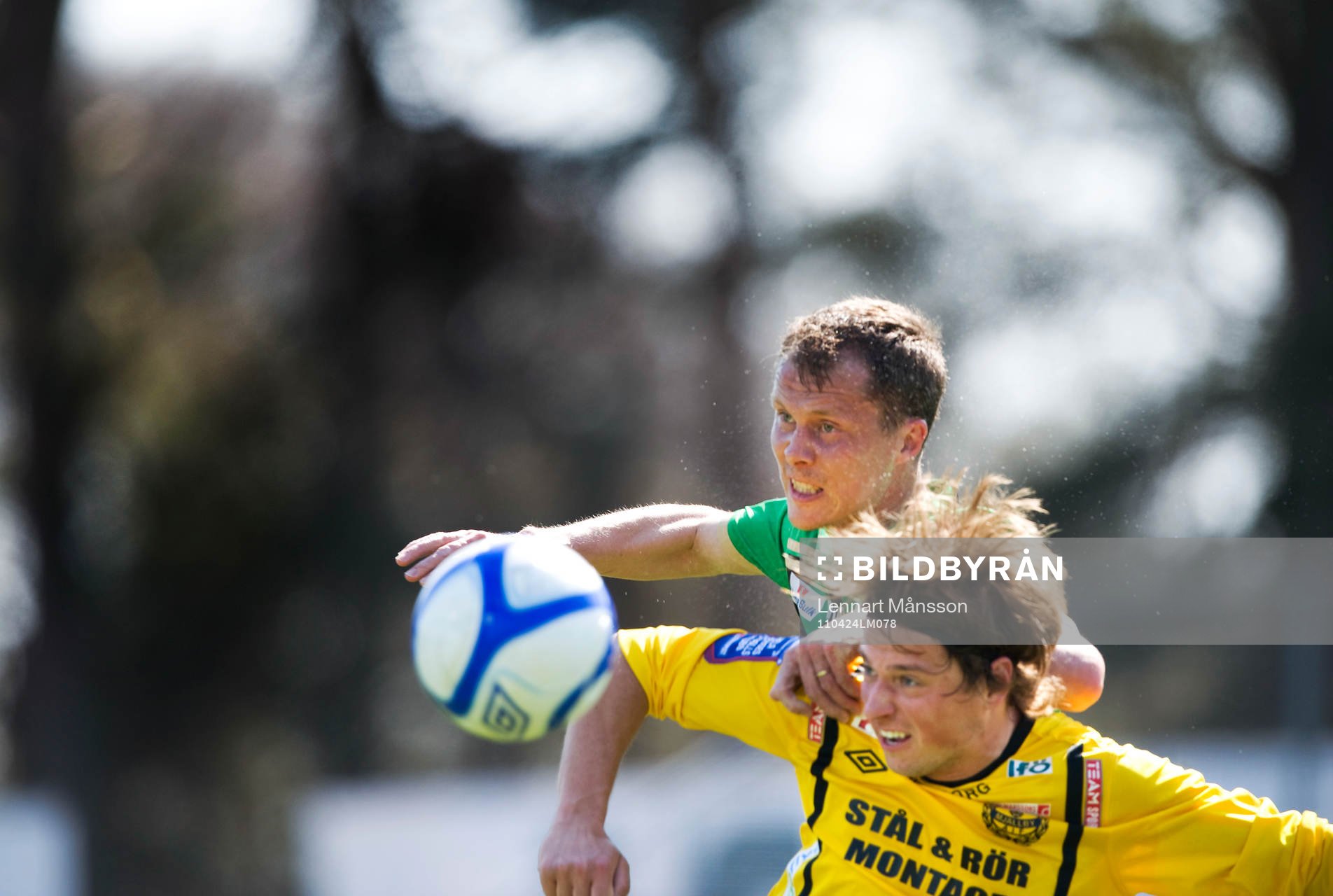  Fredrik Lundgren, Gais och Peter Gitzelov, Mjällby, nickduell.