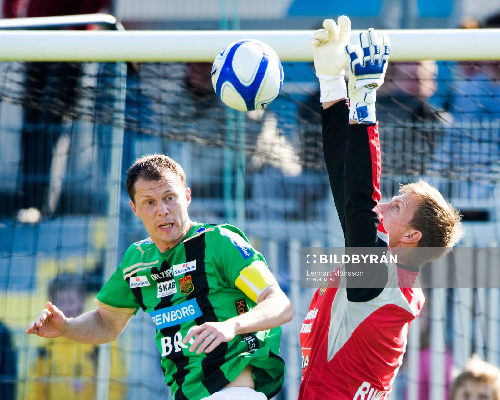 Mattias Asper, målvakt, Mjällby, plockar bollen framför
