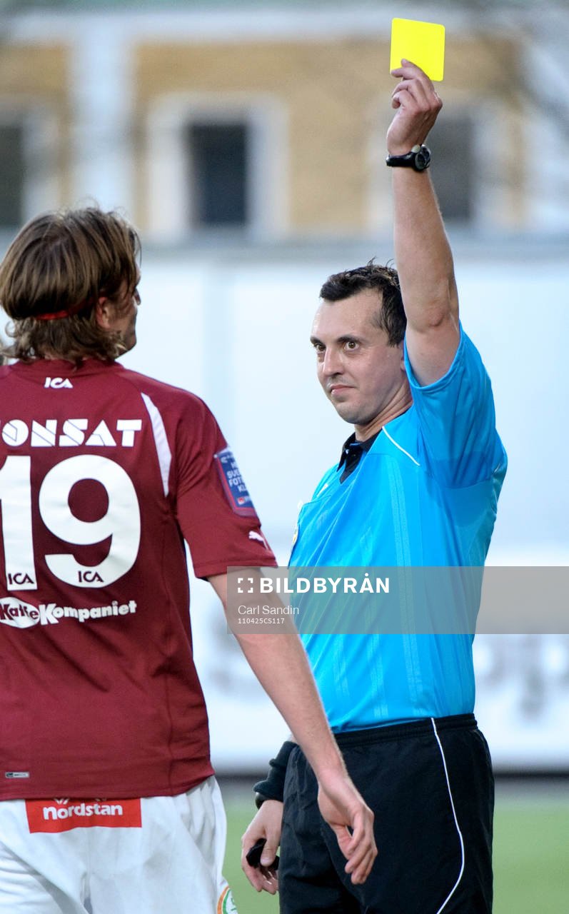 Dragan Banjac, domare. Gult kort, varning