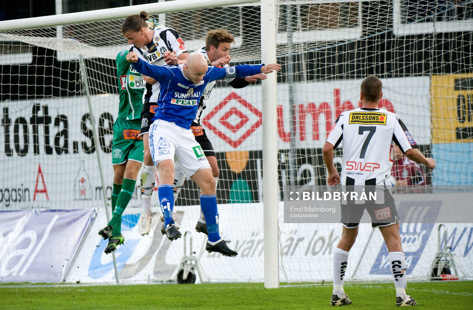 Här ramlar 1-0 bollen in. Ari Freyr Skulason, Sundsvall