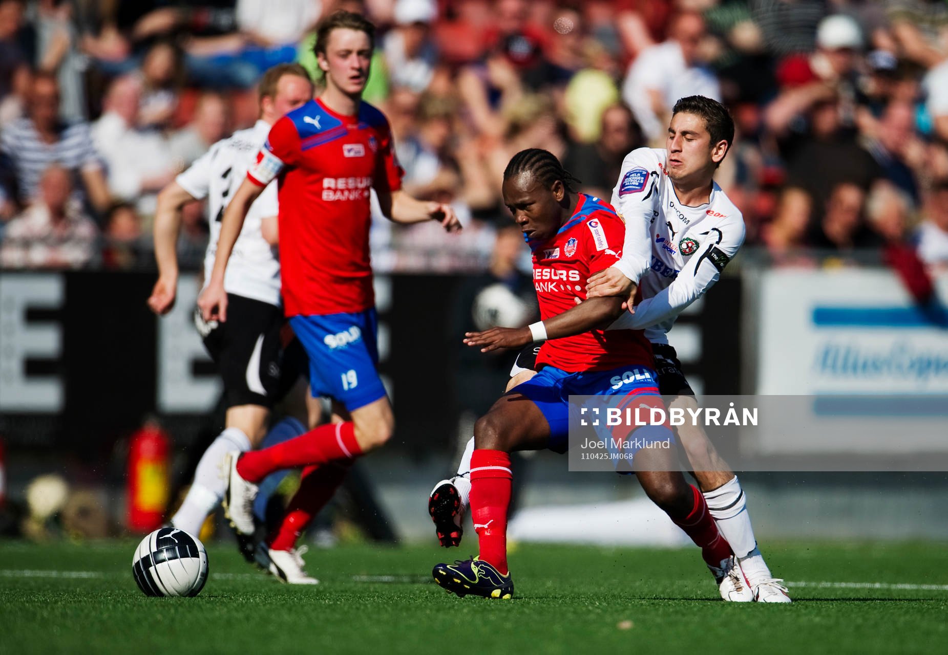 May Mahlangu, Helsingborg, kämpar mot Alejandro Bedoya,