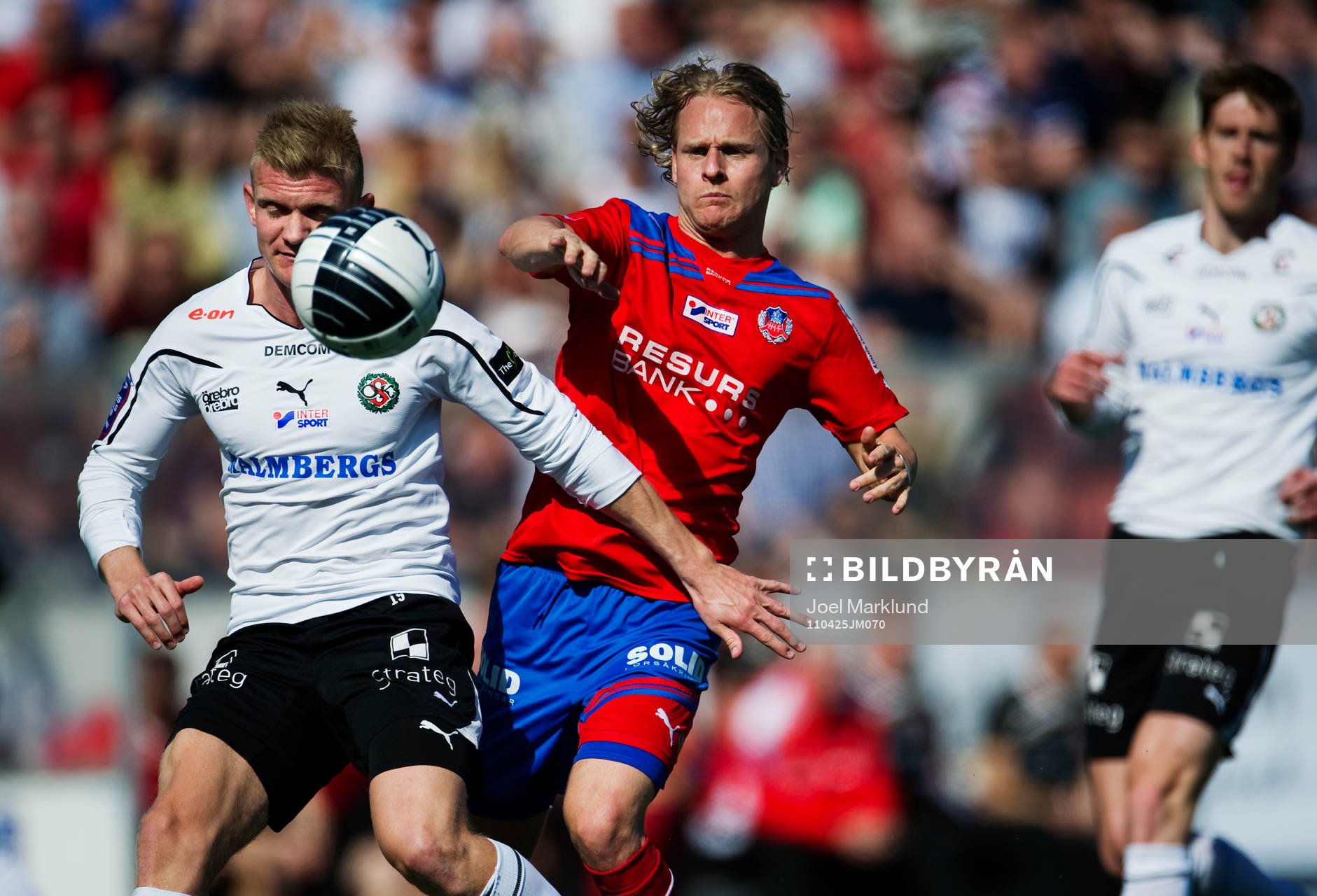 Michael Almebäck, Örebro, håller bort Erik Sundin,
