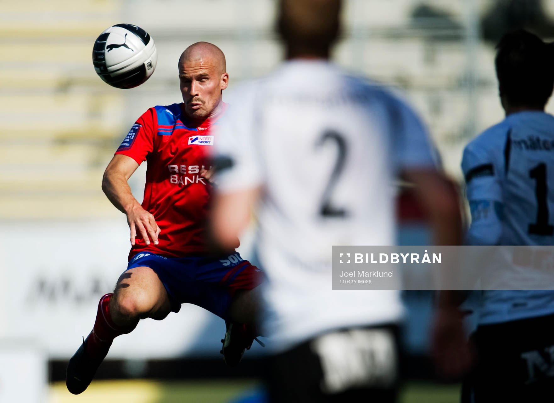 Mattias Lindström, Helsingborg, nickar bollen