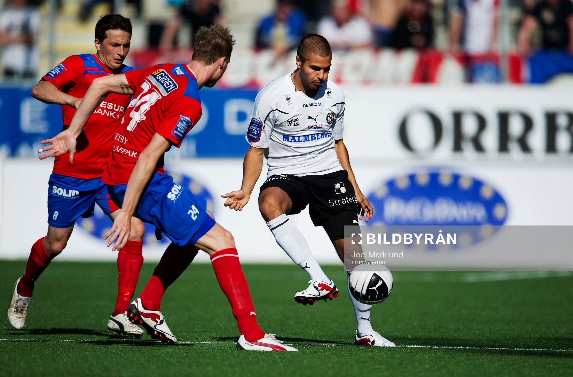 William Atashkadeh, Örebro, kontrollerar bollen
