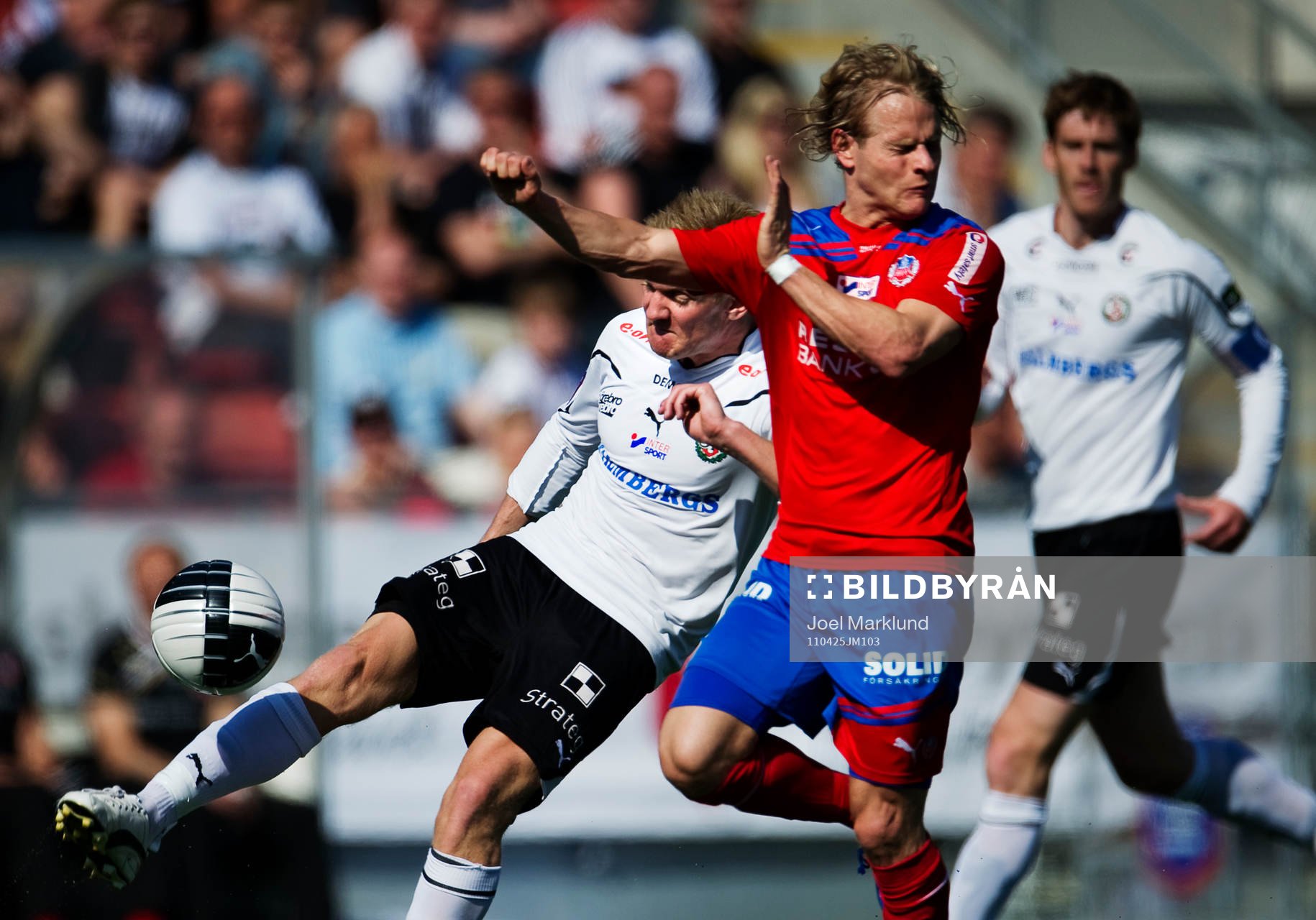 Michael Almebäck, Örebro, håller bort Erik Sundin,