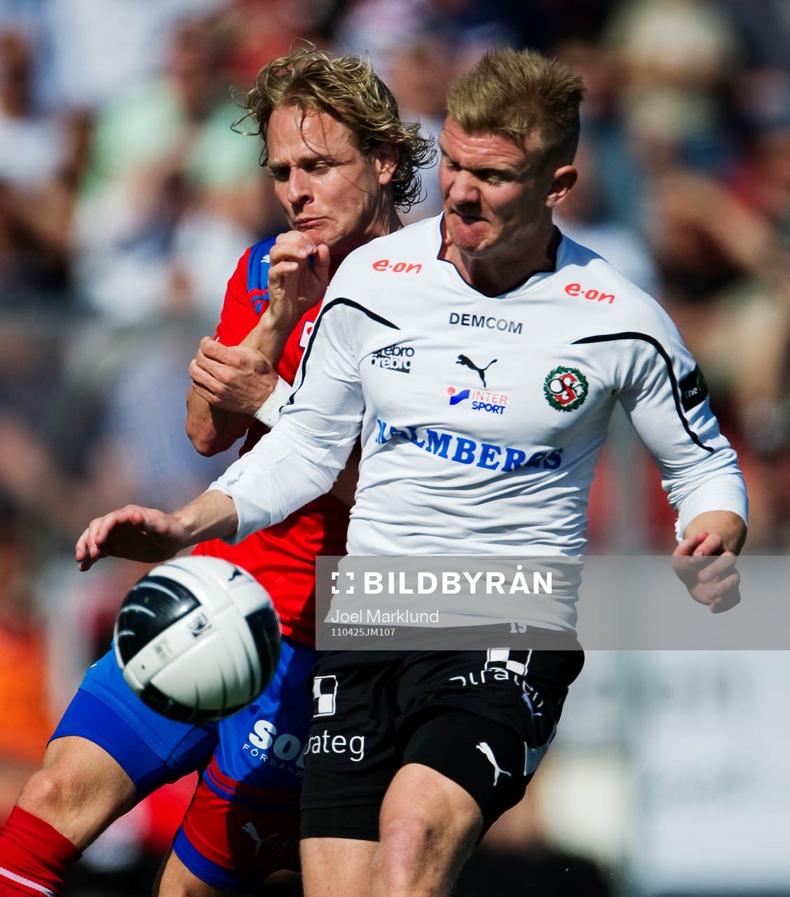 Erik Sundin, Helsingborg, hålls bort av Michael Almebäck,