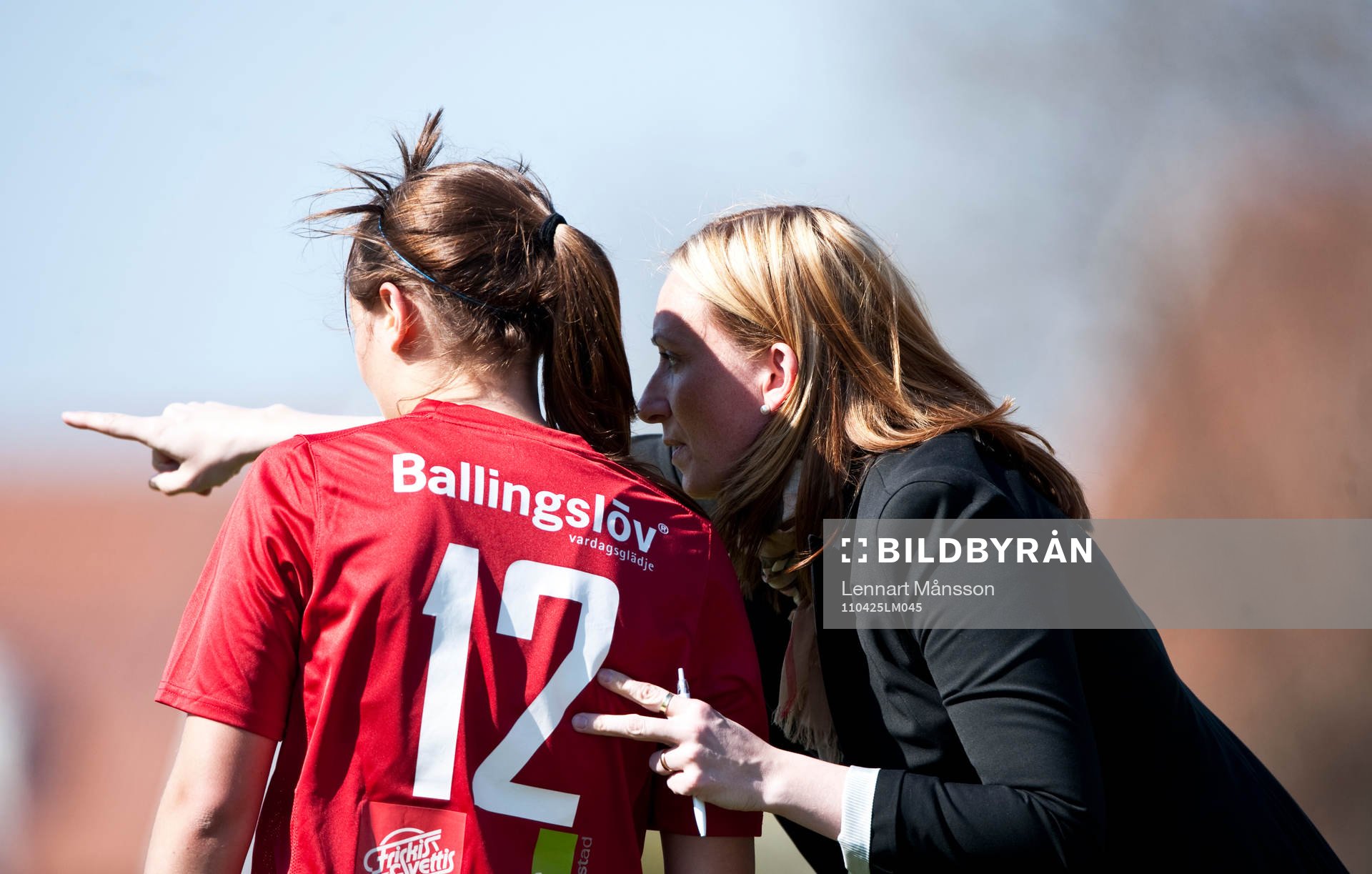 Elisabet Gunnarsdottir, Tränare pratar taktik med Alice