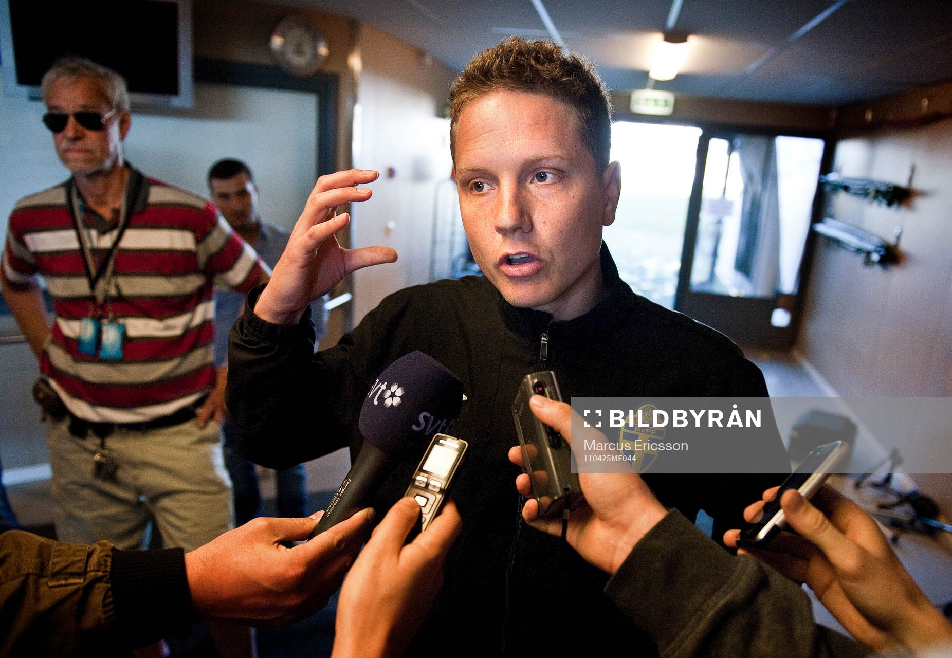 Domare Martin Strömbergsson pratar med pressen