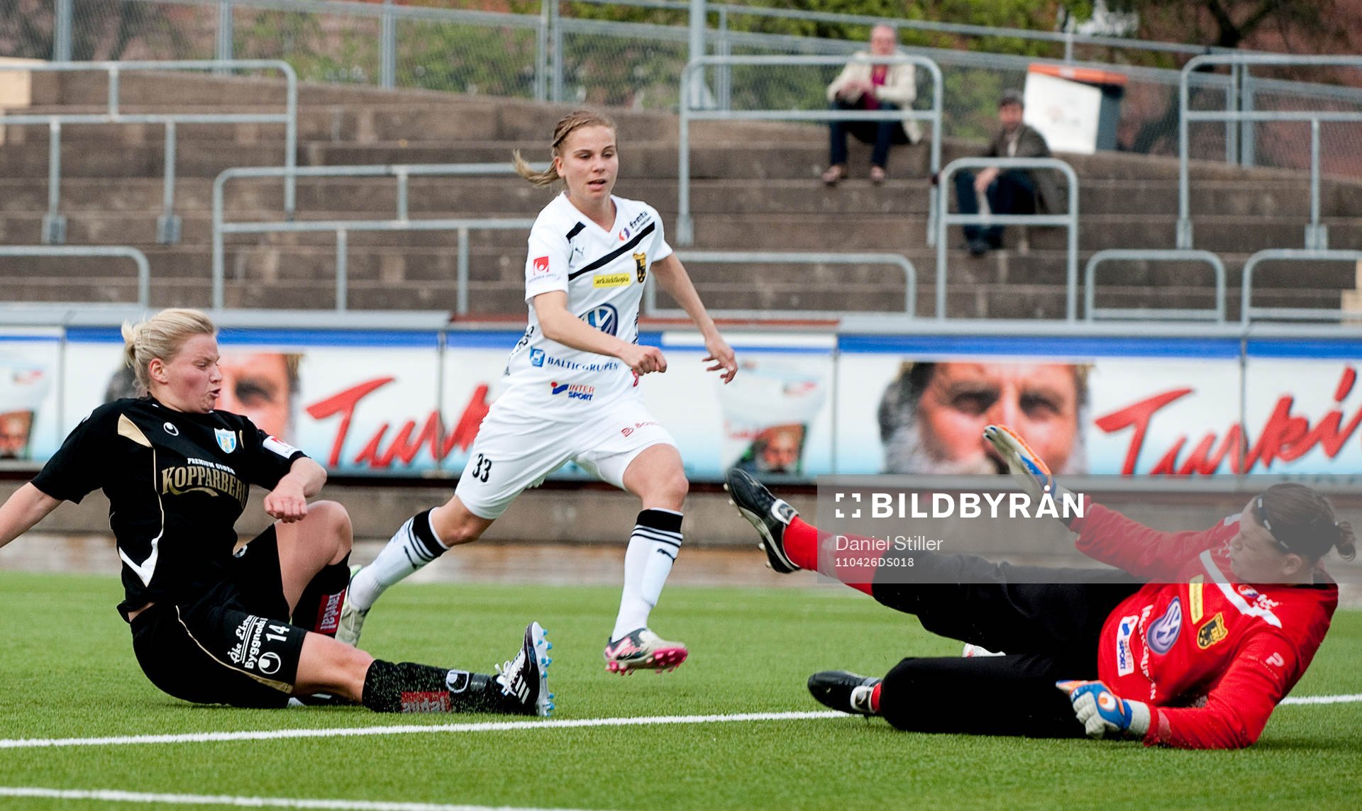 Saran Lindén, Göteborg, bränner ett friläge, Caroline