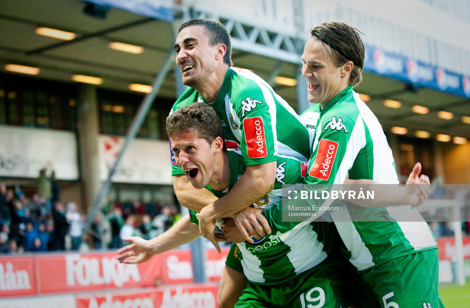  Paulinho Guara, Hammarby skriker ut sin glädje tillsammans med Fadi Malke och Robin Wikman efter 1-0. Jubel.