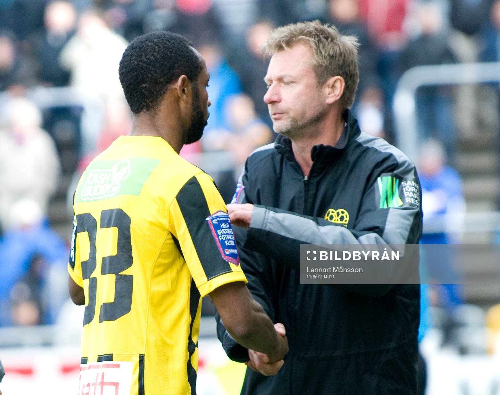Rene Makondele,  tackas av Peter Gerhardsson, tränare. Byte